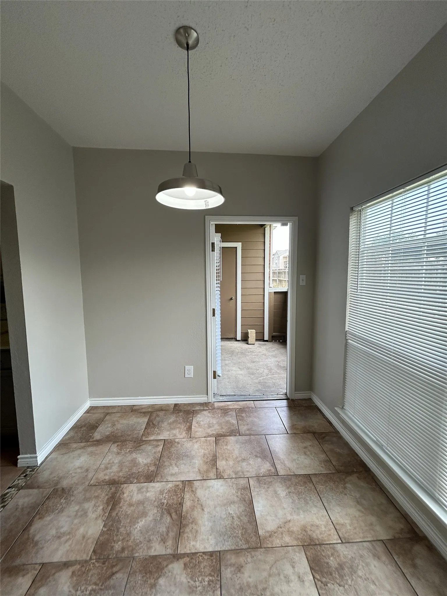 Condominium For Sale in Dallas County , 3617 W Northgate Drive 125, Irving, Texas 75062, 2 Bedroom, 2 Bathroom, 2 Garage spaces, 930 Sqft, built in 1982, mls#21147715, Real Estate Agent in Irving, Homes For Sale in Dallas county, Homes For Sale in Irving, Realtor in Irving Texas, Real Estate Brokerage Independent Realty Texas, Luminita Cordes Realtor