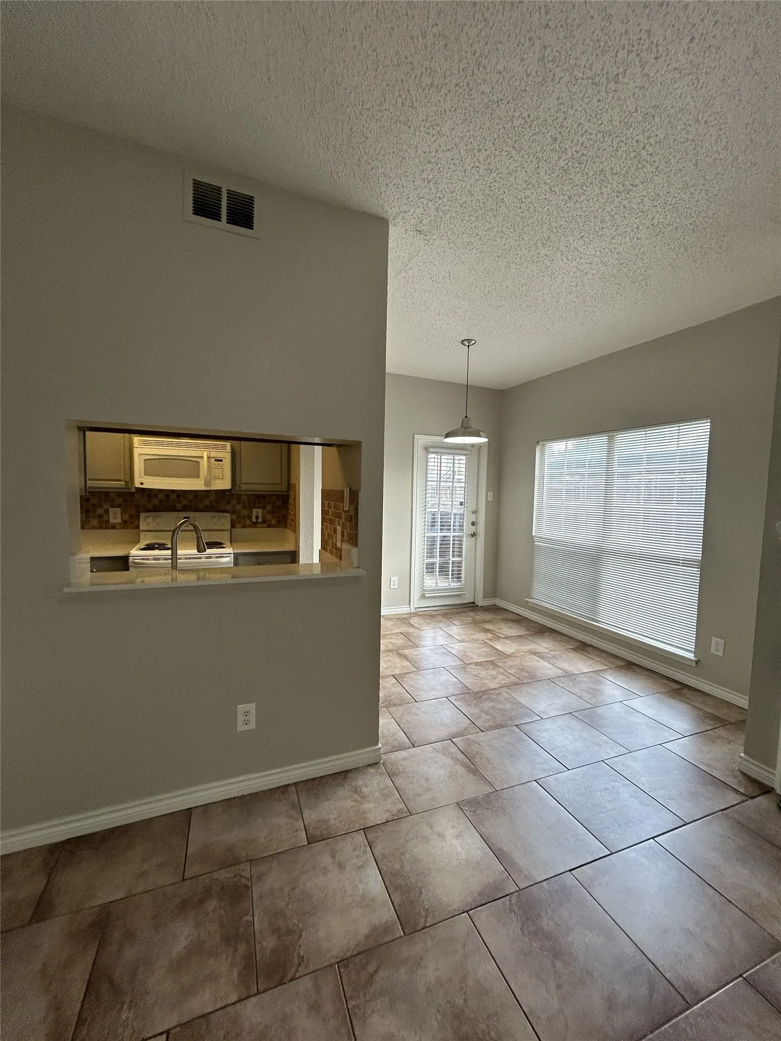Condominium For Sale in Dallas County , 3617 W Northgate Drive 125, Irving, Texas 75062, 2 Bedroom, 2 Bathroom, 2 Garage spaces, 930 Sqft, built in 1982, mls#21147715, Real Estate Agent in Irving, Homes For Sale in Dallas county, Homes For Sale in Irving, Realtor in Irving Texas, Real Estate Brokerage Independent Realty Texas, Luminita Cordes Realtor