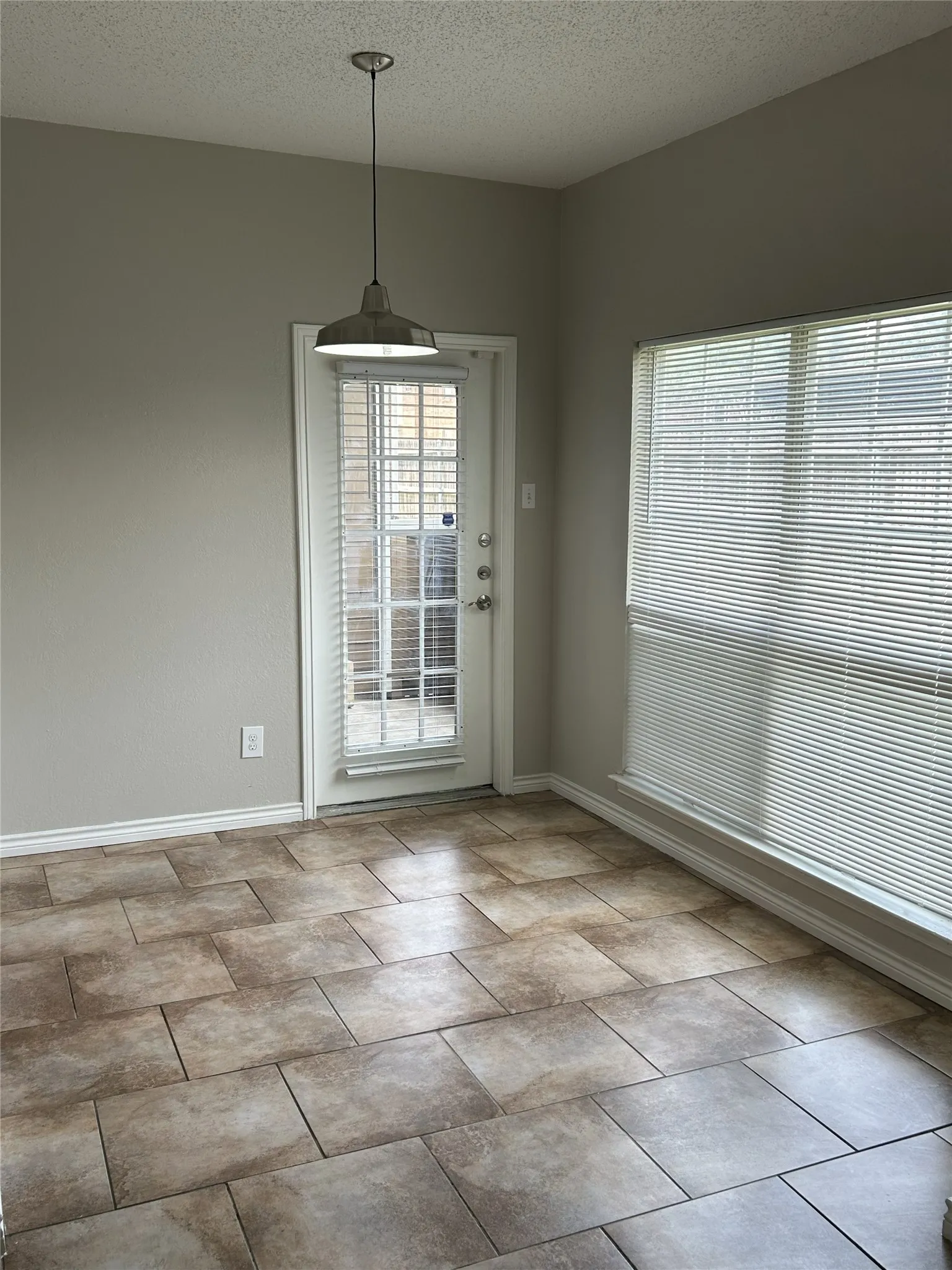 Condominium For Sale in Dallas County , 3617 W Northgate Drive 125, Irving, Texas 75062, 2 Bedroom, 2 Bathroom, 2 Garage spaces, 930 Sqft, built in 1982, mls#21147715, Real Estate Agent in Irving, Homes For Sale in Dallas county, Homes For Sale in Irving, Realtor in Irving Texas, Real Estate Brokerage Independent Realty Texas, Luminita Cordes Realtor