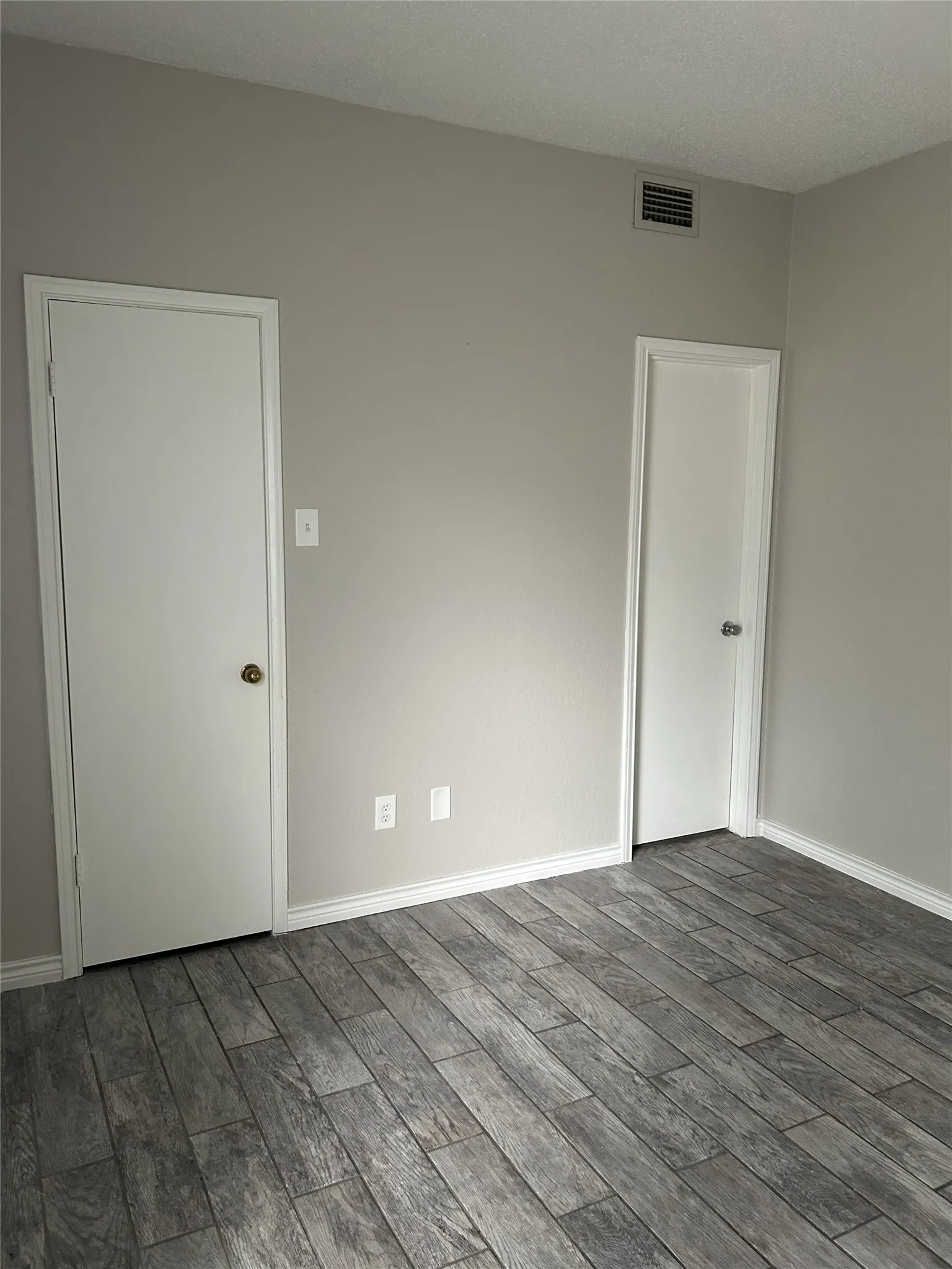 Condominium For Sale in Dallas County , 3617 W Northgate Drive 125, Irving, Texas 75062, 2 Bedroom, 2 Bathroom, 2 Garage spaces, 930 Sqft, built in 1982, mls#21147715, Real Estate Agent in Irving, Homes For Sale in Dallas county, Homes For Sale in Irving, Realtor in Irving Texas, Real Estate Brokerage Independent Realty Texas, Luminita Cordes Realtor