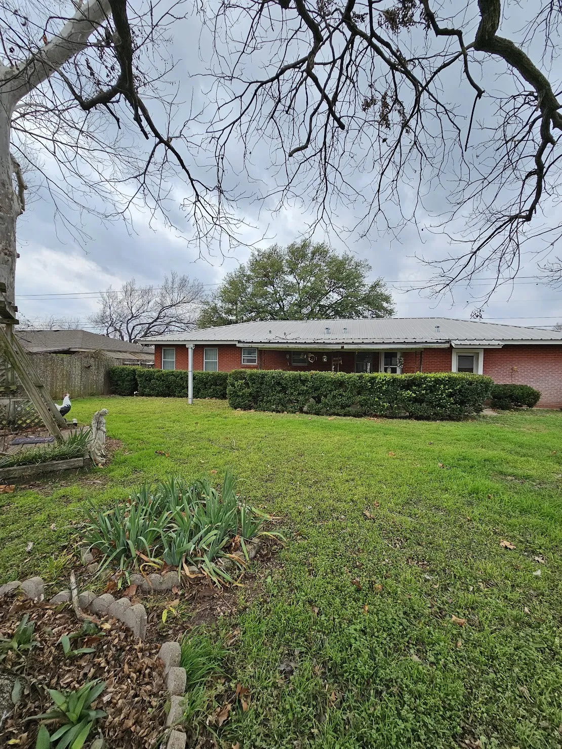 Single Family Residence For Sale in Mc Lennan County , 817 N Lacy Drive, Lacy Lakeview, Texas 76705, 3 Bedroom, 2 Bathroom, Garage spaces, 1,546 Sqft, built in 1959, Preowned, mls#21134520, Real Estate Agent in Lacy Lakeview, Homes For Sale in Mc Lennan county, Homes For Sale in Lacy Lakeview, Realtor in Lacy Lakeview Texas, Real Estate Brokerage Independent Realty Texas, Luminita Cordes Realtor