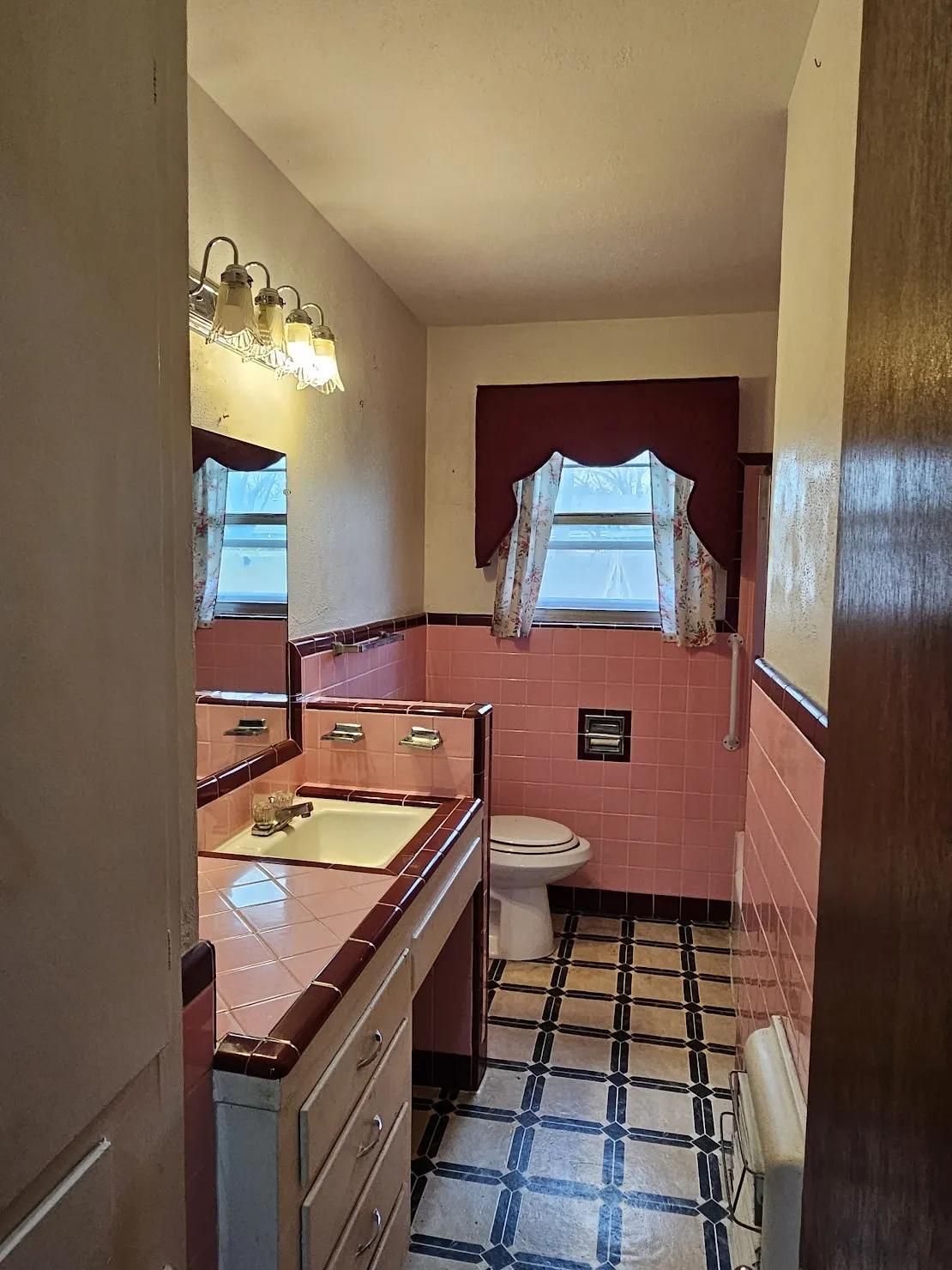 Single Family Residence For Sale in Mc Lennan County , 817 N Lacy Drive, Lacy Lakeview, Texas 76705, 3 Bedroom, 2 Bathroom, Garage spaces, 1,546 Sqft, built in 1959, Preowned, mls#21134520, Real Estate Agent in Lacy Lakeview, Homes For Sale in Mc Lennan county, Homes For Sale in Lacy Lakeview, Realtor in Lacy Lakeview Texas, Real Estate Brokerage Independent Realty Texas, Luminita Cordes Realtor