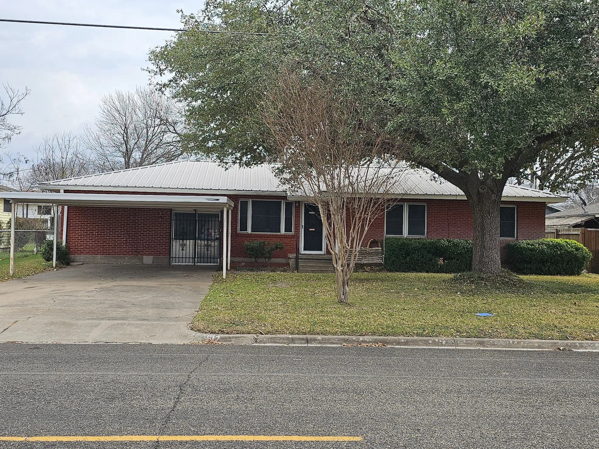 Single Family Residence For Sale in Mc Lennan County , 817 N Lacy Drive, Lacy Lakeview, Texas 76705, 3 Bedroom, 2 Bathroom, Garage spaces, 1,546 Sqft, built in 1959, Preowned, mls#21134520, Real Estate Agent in Lacy Lakeview, Homes For Sale in Mc Lennan county, Homes For Sale in Lacy Lakeview, Realtor in Lacy Lakeview Texas, Real Estate Brokerage Independent Realty Texas, Luminita Cordes Realtor