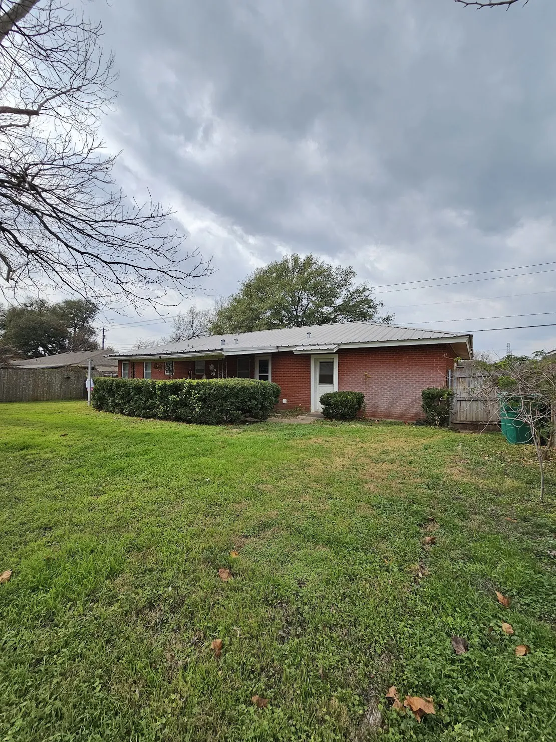 Single Family Residence For Sale in Mc Lennan County , 817 N Lacy Drive, Lacy Lakeview, Texas 76705, 3 Bedroom, 2 Bathroom, Garage spaces, 1,546 Sqft, built in 1959, Preowned, mls#21134520, Real Estate Agent in Lacy Lakeview, Homes For Sale in Mc Lennan county, Homes For Sale in Lacy Lakeview, Realtor in Lacy Lakeview Texas, Real Estate Brokerage Independent Realty Texas, Luminita Cordes Realtor