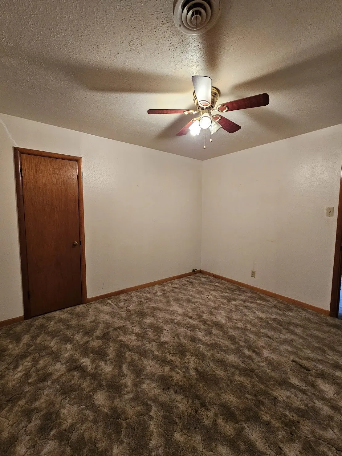Single Family Residence For Sale in Mc Lennan County , 817 N Lacy Drive, Lacy Lakeview, Texas 76705, 3 Bedroom, 2 Bathroom, Garage spaces, 1,546 Sqft, built in 1959, Preowned, mls#21134520, Real Estate Agent in Lacy Lakeview, Homes For Sale in Mc Lennan county, Homes For Sale in Lacy Lakeview, Realtor in Lacy Lakeview Texas, Real Estate Brokerage Independent Realty Texas, Luminita Cordes Realtor
