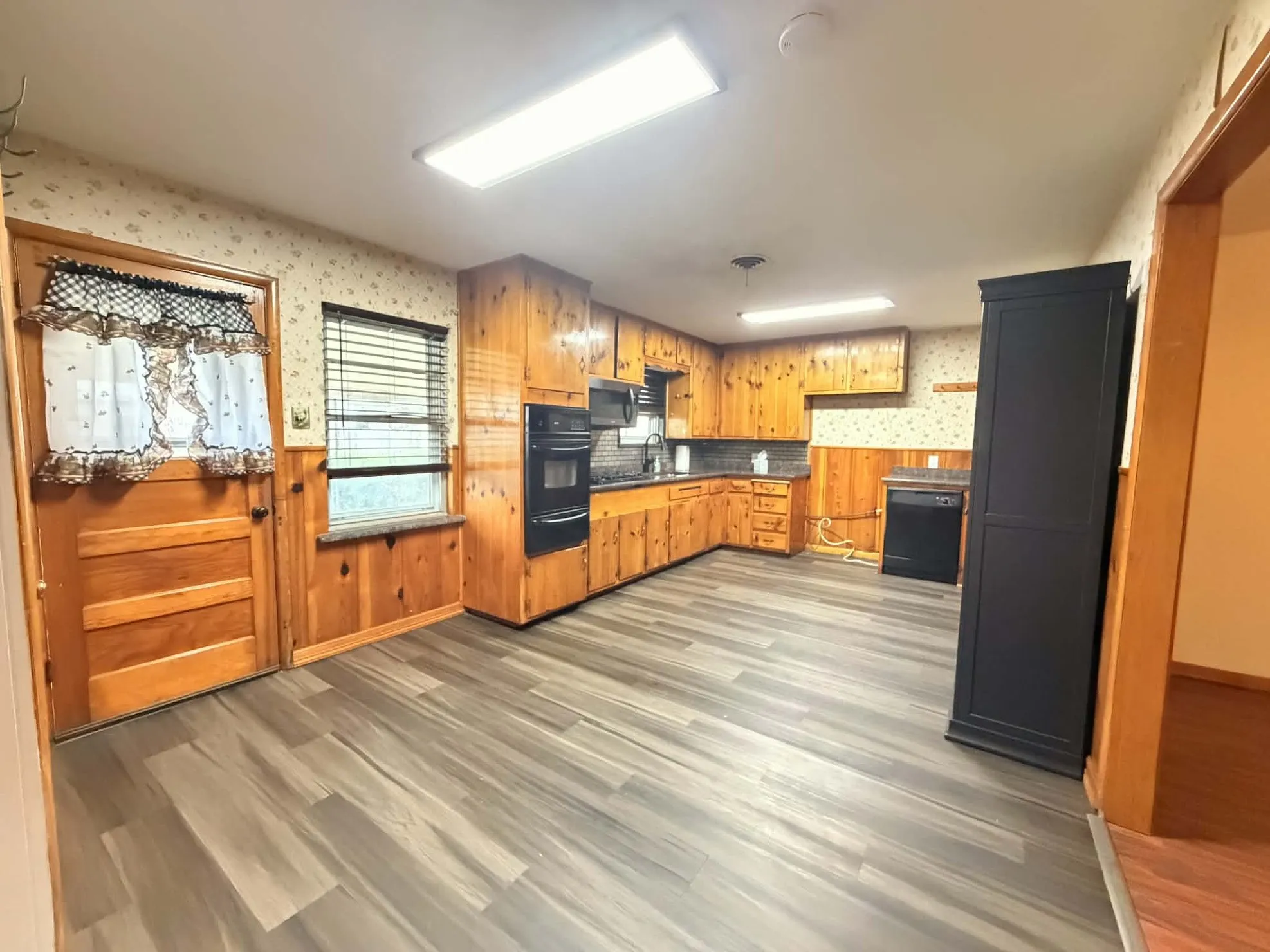 Single Family Residence For Sale in Mc Lennan County , 817 N Lacy Drive, Lacy Lakeview, Texas 76705, 3 Bedroom, 2 Bathroom, Garage spaces, 1,546 Sqft, built in 1959, Preowned, mls#21134520, Real Estate Agent in Lacy Lakeview, Homes For Sale in Mc Lennan county, Homes For Sale in Lacy Lakeview, Realtor in Lacy Lakeview Texas, Real Estate Brokerage Independent Realty Texas, Luminita Cordes Realtor