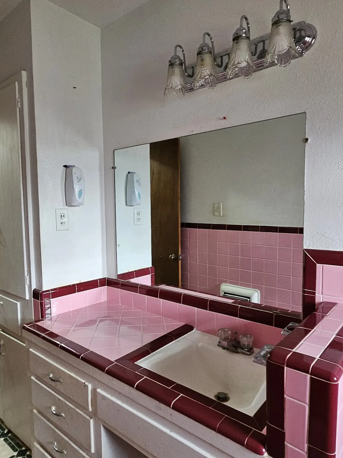 Single Family Residence For Sale in Mc Lennan County , 817 N Lacy Drive, Lacy Lakeview, Texas 76705, 3 Bedroom, 2 Bathroom, Garage spaces, 1,546 Sqft, built in 1959, Preowned, mls#21134520, Real Estate Agent in Lacy Lakeview, Homes For Sale in Mc Lennan county, Homes For Sale in Lacy Lakeview, Realtor in Lacy Lakeview Texas, Real Estate Brokerage Independent Realty Texas, Luminita Cordes Realtor