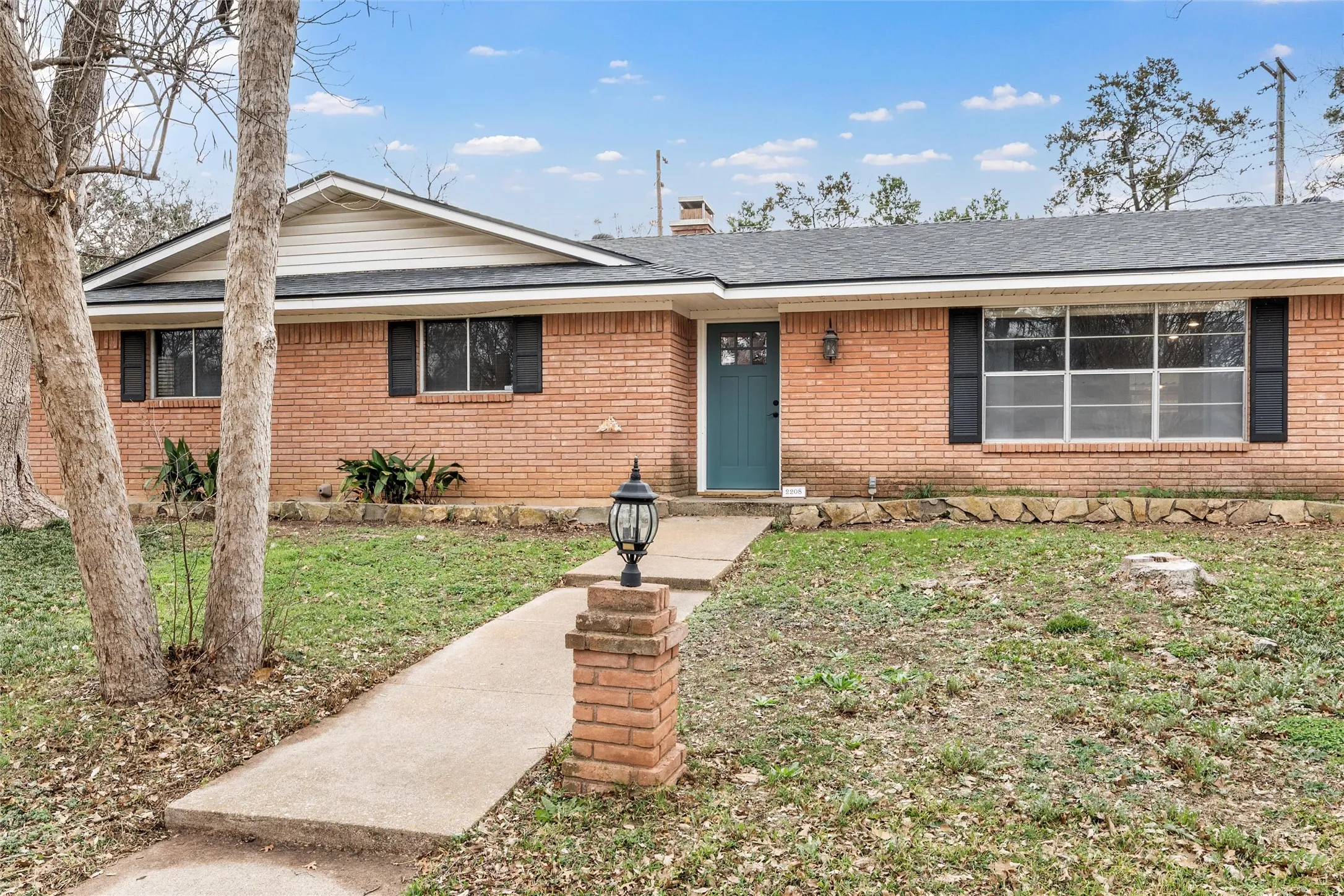 Single Family Residence For Sale in Mc Lennan County , 2208 Lake Forest Drive, Waco, Texas 76708, 3 Bedroom, 2 Bathroom, 2 Garage spaces, 1,560 Sqft, built in 1964, mls#21150468, Real Estate Agent in Waco, Homes For Sale in Mc Lennan county, Homes For Sale in Waco, Realtor in Waco Texas, Real Estate Brokerage Independent Realty Texas, Luminita Cordes Realtor