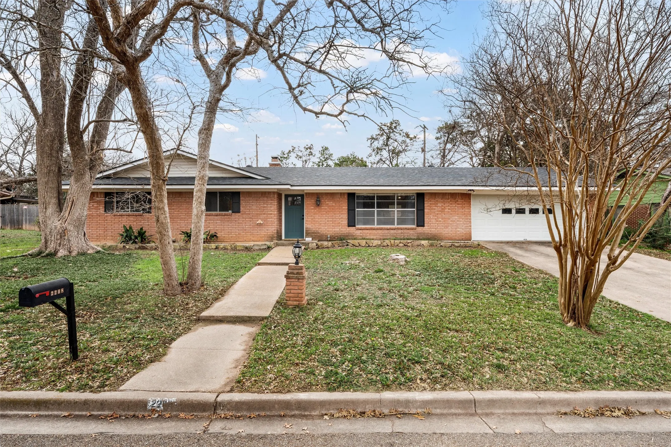 Single Family Residence For Sale in Mc Lennan County , 2208 Lake Forest Drive, Waco, Texas 76708, 3 Bedroom, 2 Bathroom, 2 Garage spaces, 1,560 Sqft, built in 1964, mls#21150468, Real Estate Agent in Waco, Homes For Sale in Mc Lennan county, Homes For Sale in Waco, Realtor in Waco Texas, Real Estate Brokerage Independent Realty Texas, Luminita Cordes Realtor