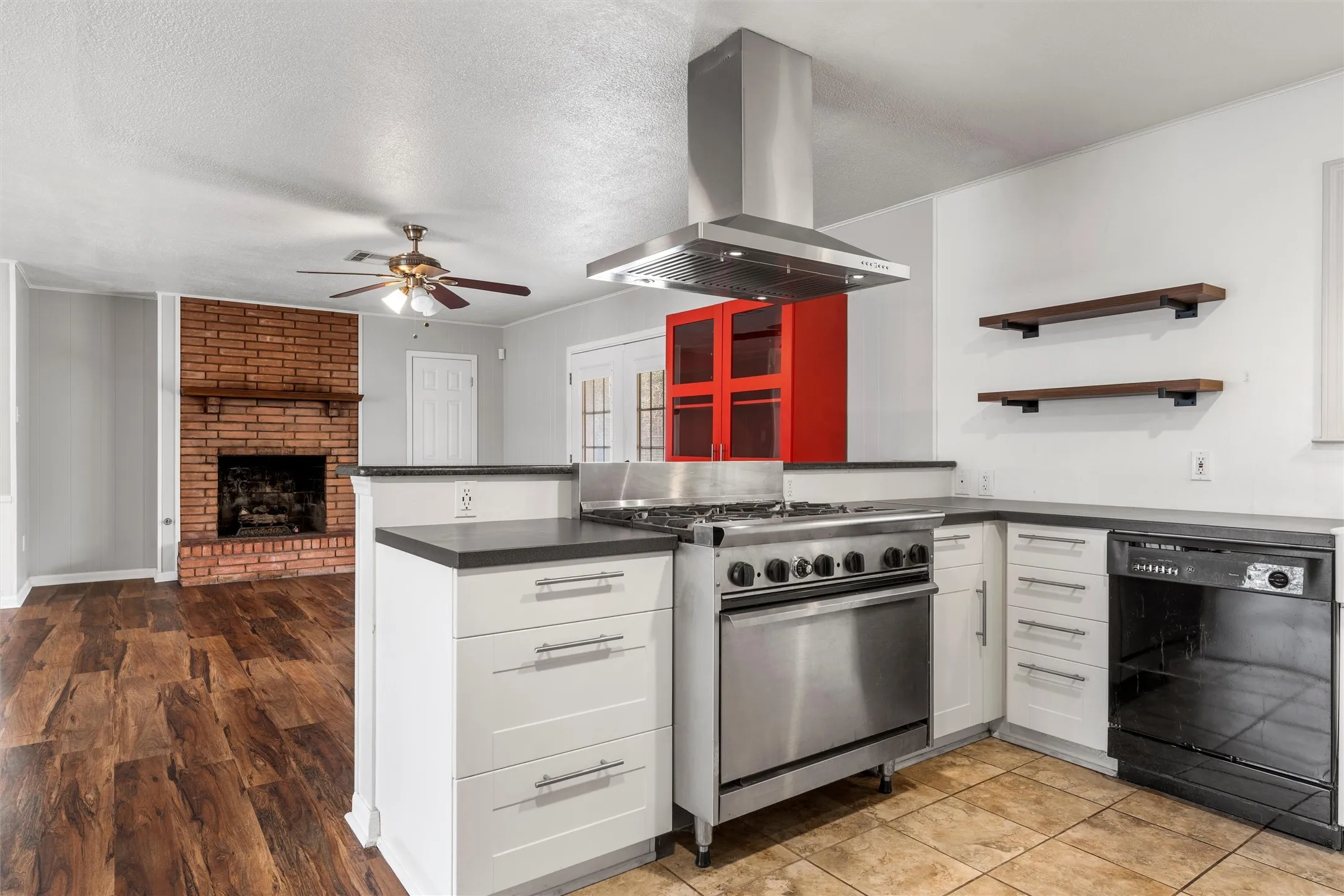 Single Family Residence For Sale in Mc Lennan County , 2208 Lake Forest Drive, Waco, Texas 76708, 3 Bedroom, 2 Bathroom, 2 Garage spaces, 1,560 Sqft, built in 1964, mls#21150468, Real Estate Agent in Waco, Homes For Sale in Mc Lennan county, Homes For Sale in Waco, Realtor in Waco Texas, Real Estate Brokerage Independent Realty Texas, Luminita Cordes Realtor
