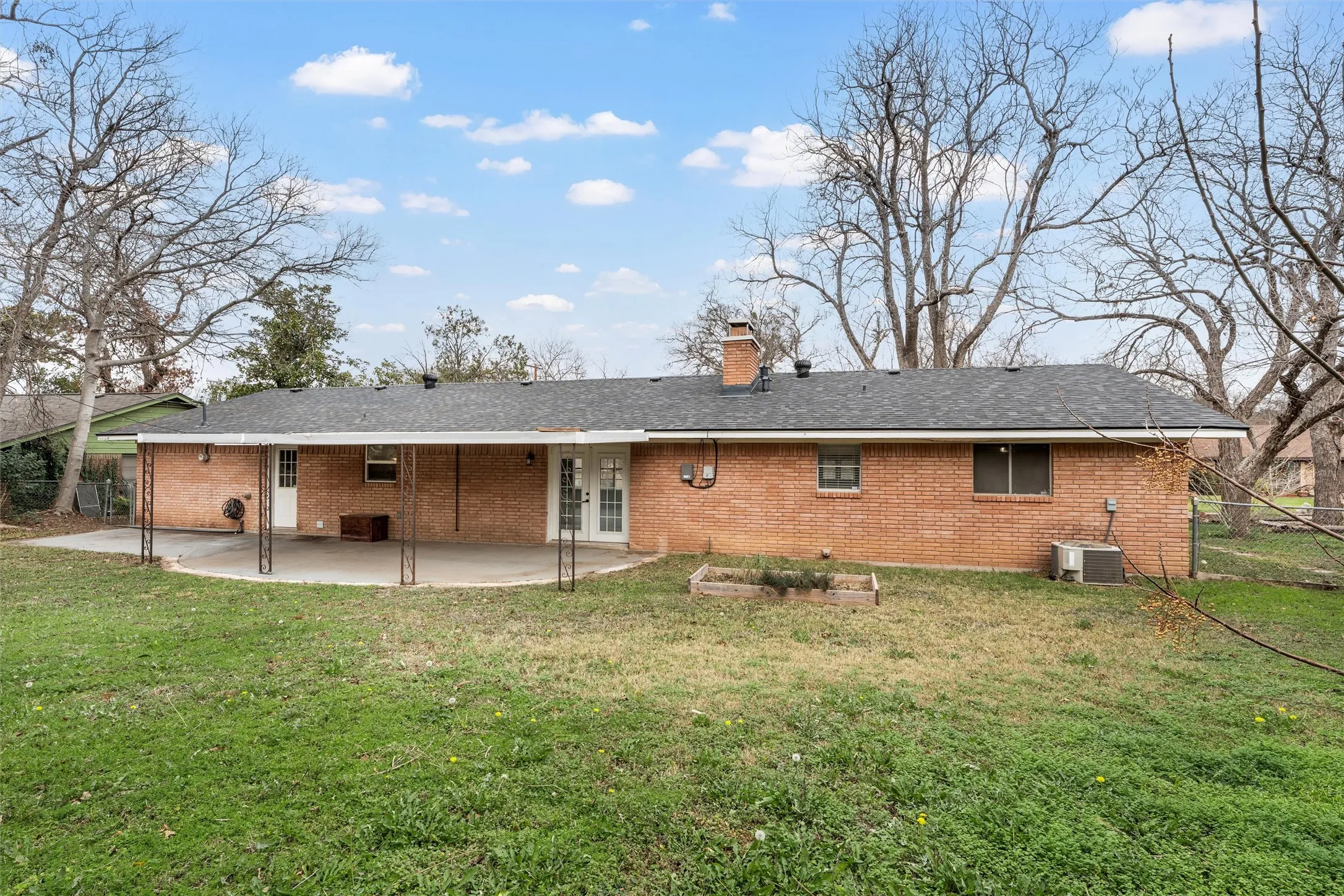 Single Family Residence For Sale in Mc Lennan County , 2208 Lake Forest Drive, Waco, Texas 76708, 3 Bedroom, 2 Bathroom, 2 Garage spaces, 1,560 Sqft, built in 1964, mls#21150468, Real Estate Agent in Waco, Homes For Sale in Mc Lennan county, Homes For Sale in Waco, Realtor in Waco Texas, Real Estate Brokerage Independent Realty Texas, Luminita Cordes Realtor