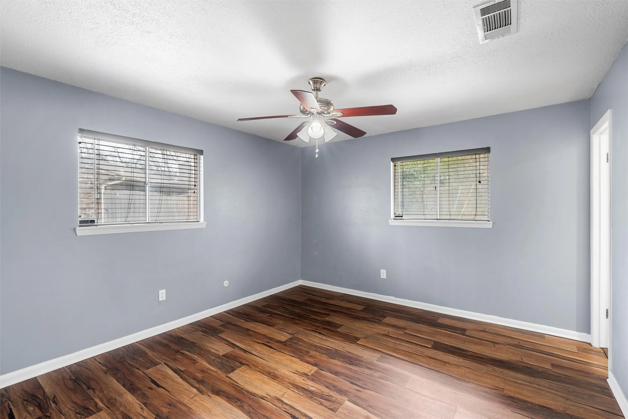 Single Family Residence For Sale in Mc Lennan County , 2208 Lake Forest Drive, Waco, Texas 76708, 3 Bedroom, 2 Bathroom, 2 Garage spaces, 1,560 Sqft, built in 1964, mls#21150468, Real Estate Agent in Waco, Homes For Sale in Mc Lennan county, Homes For Sale in Waco, Realtor in Waco Texas, Real Estate Brokerage Independent Realty Texas, Luminita Cordes Realtor