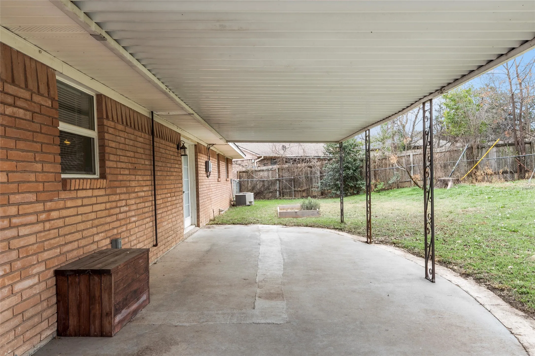 Single Family Residence For Sale in Mc Lennan County , 2208 Lake Forest Drive, Waco, Texas 76708, 3 Bedroom, 2 Bathroom, 2 Garage spaces, 1,560 Sqft, built in 1964, mls#21150468, Real Estate Agent in Waco, Homes For Sale in Mc Lennan county, Homes For Sale in Waco, Realtor in Waco Texas, Real Estate Brokerage Independent Realty Texas, Luminita Cordes Realtor