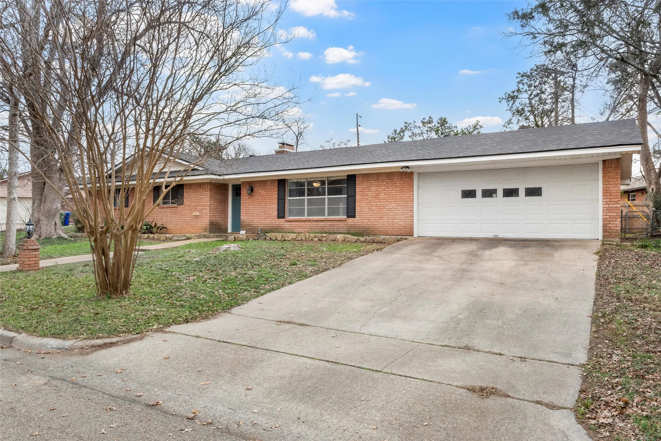 Single Family Residence For Sale in Mc Lennan County , 2208 Lake Forest Drive, Waco, Texas 76708, 3 Bedroom, 2 Bathroom, 2 Garage spaces, 1,560 Sqft, built in 1964, mls#21150468, Real Estate Agent in Waco, Homes For Sale in Mc Lennan county, Homes For Sale in Waco, Realtor in Waco Texas, Real Estate Brokerage Independent Realty Texas, Luminita Cordes Realtor