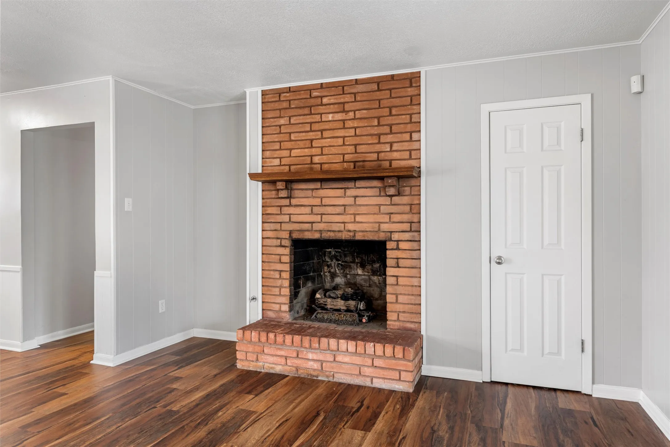 Single Family Residence For Sale in Mc Lennan County , 2208 Lake Forest Drive, Waco, Texas 76708, 3 Bedroom, 2 Bathroom, 2 Garage spaces, 1,560 Sqft, built in 1964, mls#21150468, Real Estate Agent in Waco, Homes For Sale in Mc Lennan county, Homes For Sale in Waco, Realtor in Waco Texas, Real Estate Brokerage Independent Realty Texas, Luminita Cordes Realtor