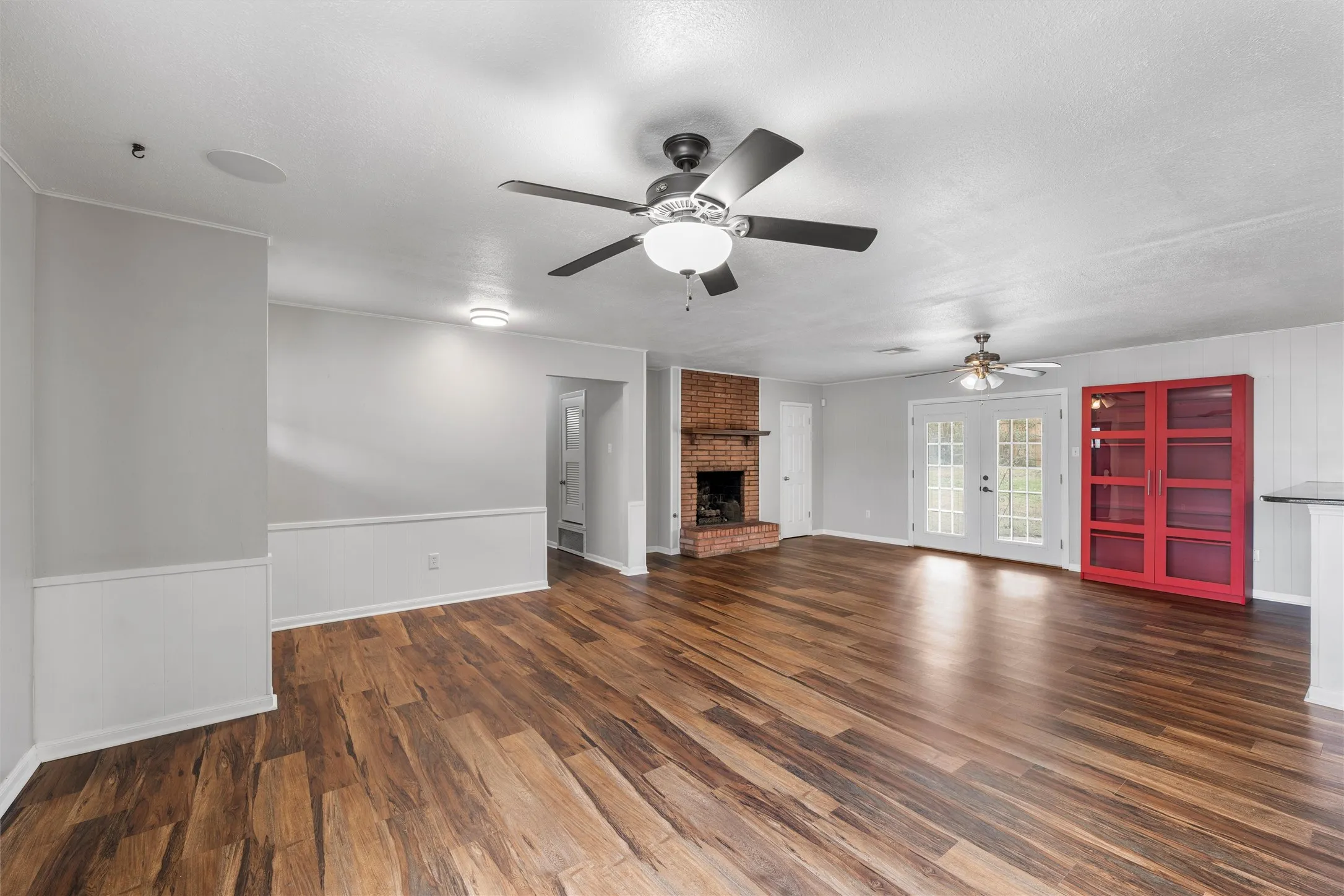 Single Family Residence For Sale in Mc Lennan County , 2208 Lake Forest Drive, Waco, Texas 76708, 3 Bedroom, 2 Bathroom, 2 Garage spaces, 1,560 Sqft, built in 1964, mls#21150468, Real Estate Agent in Waco, Homes For Sale in Mc Lennan county, Homes For Sale in Waco, Realtor in Waco Texas, Real Estate Brokerage Independent Realty Texas, Luminita Cordes Realtor