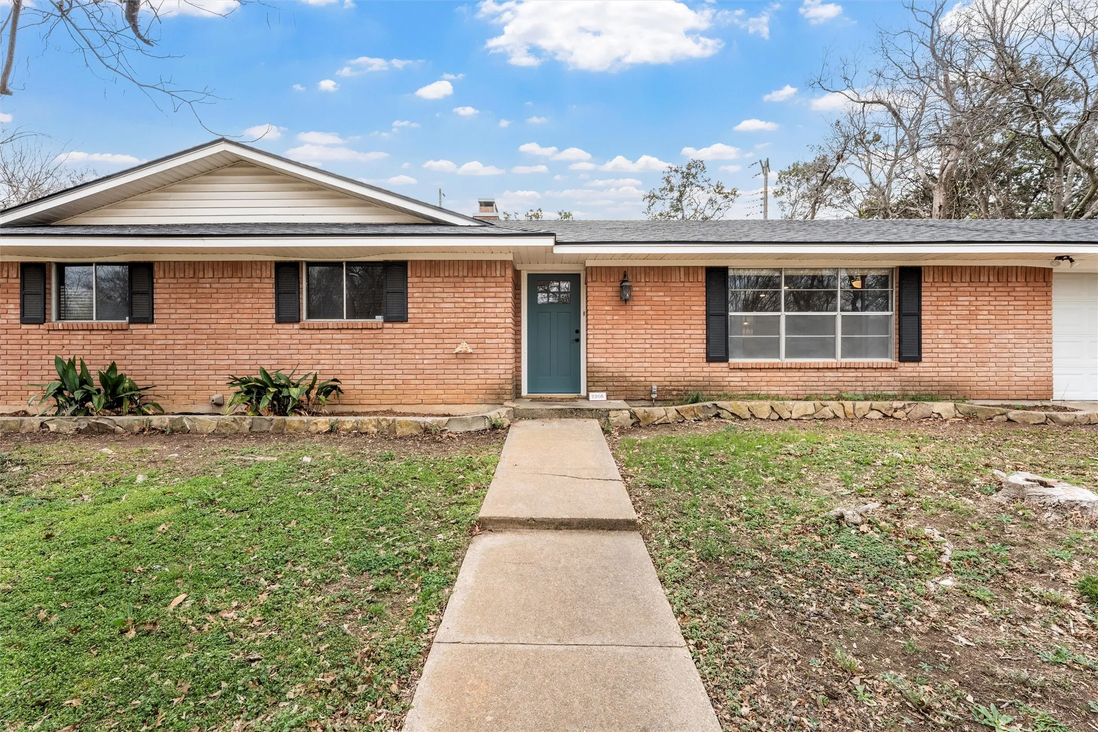 Single Family Residence For Sale in Mc Lennan County , 2208 Lake Forest Drive, Waco, Texas 76708, 3 Bedroom, 2 Bathroom, 2 Garage spaces, 1,560 Sqft, built in 1964, mls#21150468, Real Estate Agent in Waco, Homes For Sale in Mc Lennan county, Homes For Sale in Waco, Realtor in Waco Texas, Real Estate Brokerage Independent Realty Texas, Luminita Cordes Realtor