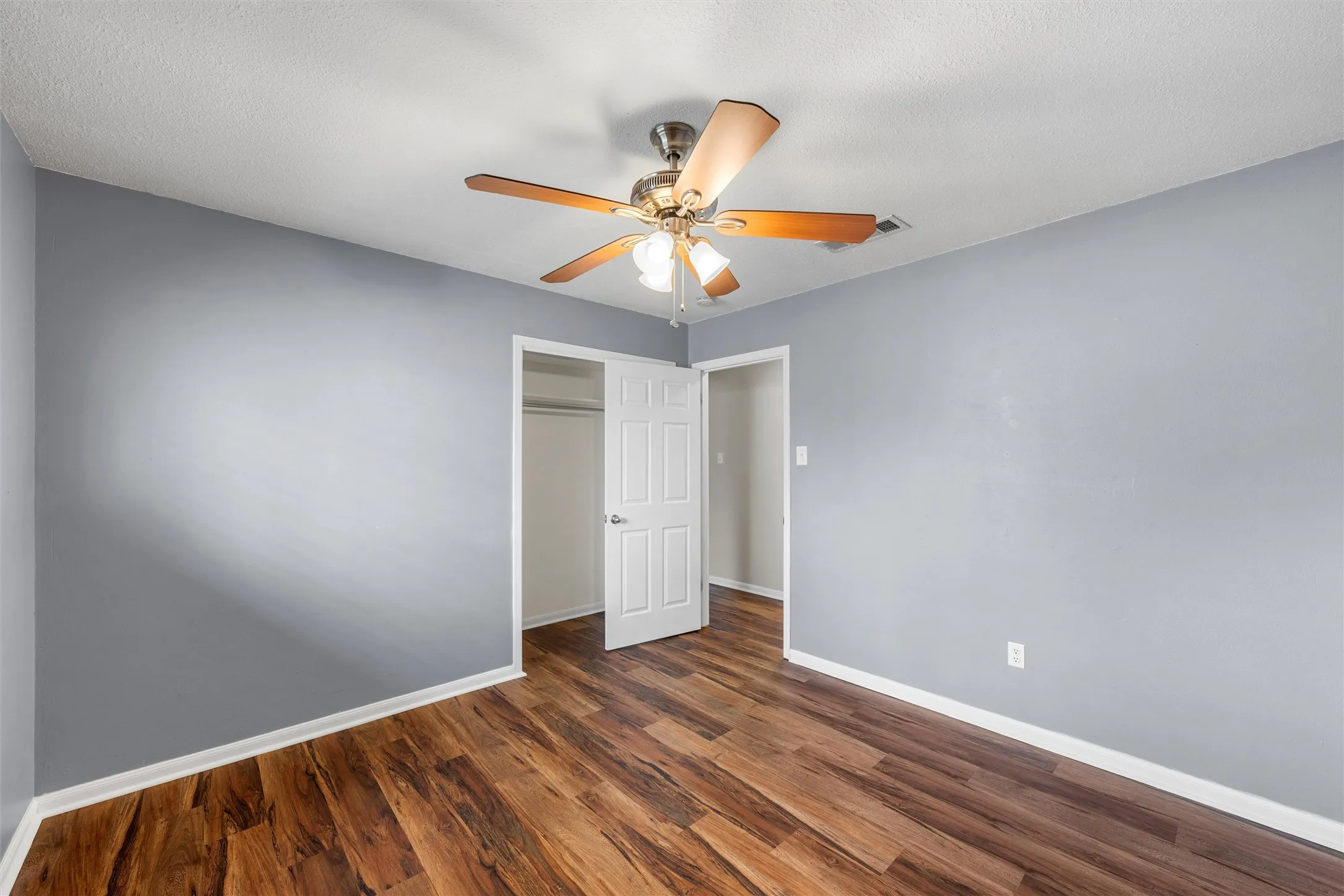 Single Family Residence For Sale in Mc Lennan County , 2208 Lake Forest Drive, Waco, Texas 76708, 3 Bedroom, 2 Bathroom, 2 Garage spaces, 1,560 Sqft, built in 1964, mls#21150468, Real Estate Agent in Waco, Homes For Sale in Mc Lennan county, Homes For Sale in Waco, Realtor in Waco Texas, Real Estate Brokerage Independent Realty Texas, Luminita Cordes Realtor