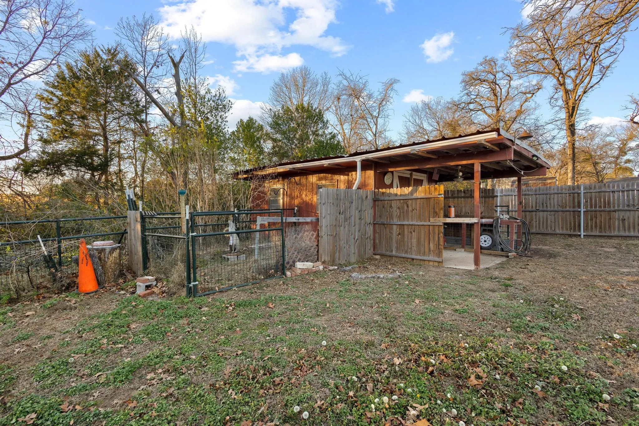 Single Family Residence For Sale in Grayson County , 1701 S Lillis Lane, Denison, Texas 75020, 3 Bedroom, 2 Bathroom, 2 Garage spaces, 2,478 Sqft, built in 1961, Price $299,000, mls#21148447, Real Estate Agent in Denison, Homes For Sale in Grayson county, Homes For Sale in Denison, Realtor in Denison Texas, Real Estate Brokerage Independent Realty Texas, Luminita Cordes Realtor
