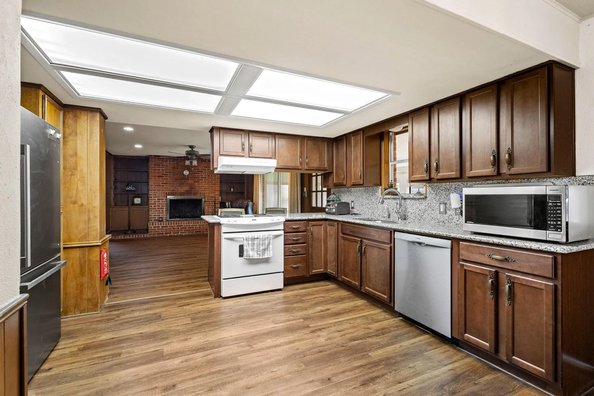 Single Family Residence For Sale in Grayson County , 1701 S Lillis Lane, Denison, Texas 75020, 3 Bedroom, 2 Bathroom, 2 Garage spaces, 2,478 Sqft, built in 1961, Price $299,000, mls#21148447, Real Estate Agent in Denison, Homes For Sale in Grayson county, Homes For Sale in Denison, Realtor in Denison Texas, Real Estate Brokerage Independent Realty Texas, Luminita Cordes Realtor