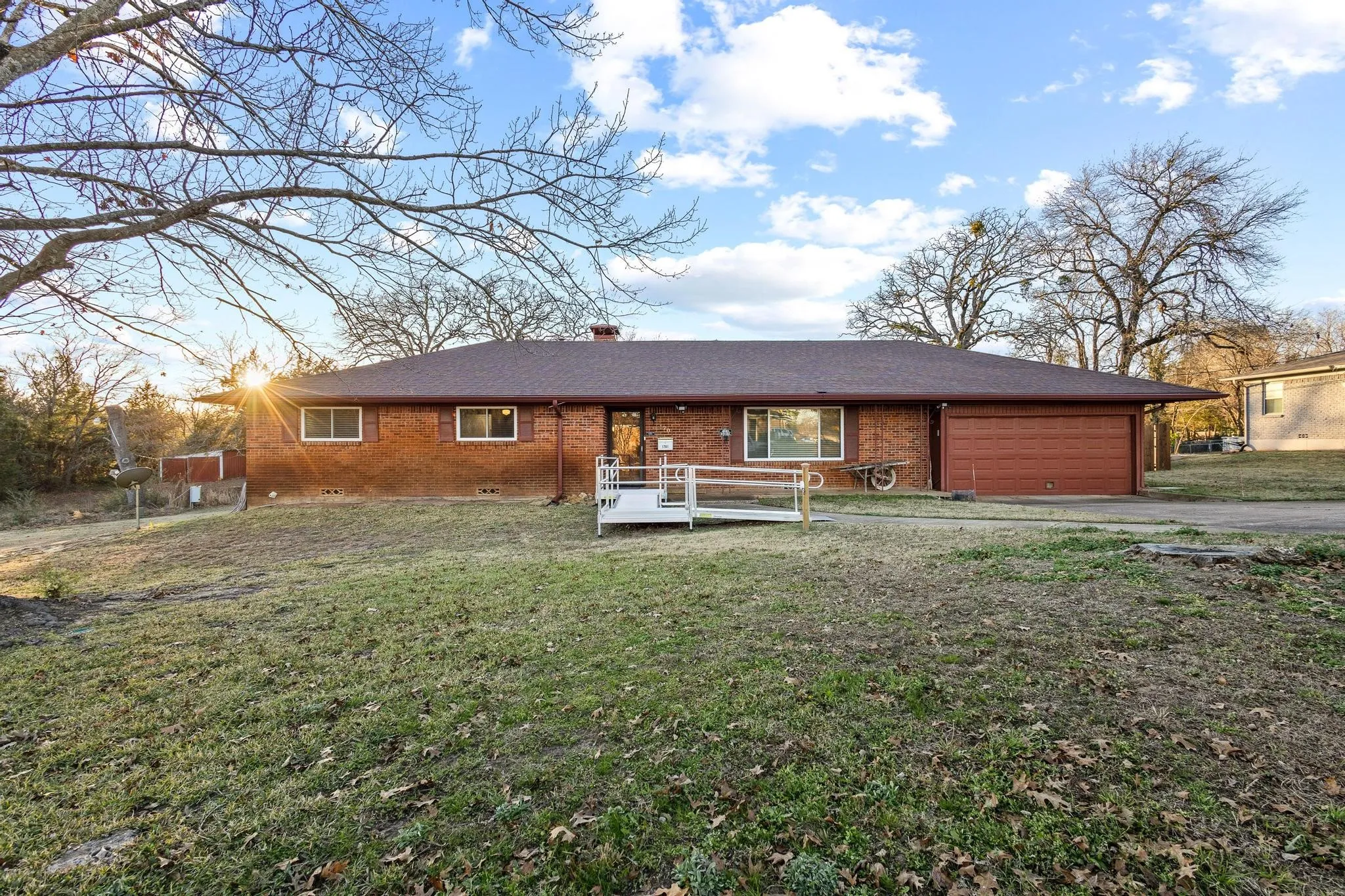 Single Family Residence For Sale in Grayson County , 1701 S Lillis Lane, Denison, Texas 75020, 3 Bedroom, 2 Bathroom, 2 Garage spaces, 2,478 Sqft, built in 1961, Price $299,000, mls#21148447, Real Estate Agent in Denison, Homes For Sale in Grayson county, Homes For Sale in Denison, Realtor in Denison Texas, Real Estate Brokerage Independent Realty Texas, Luminita Cordes Realtor