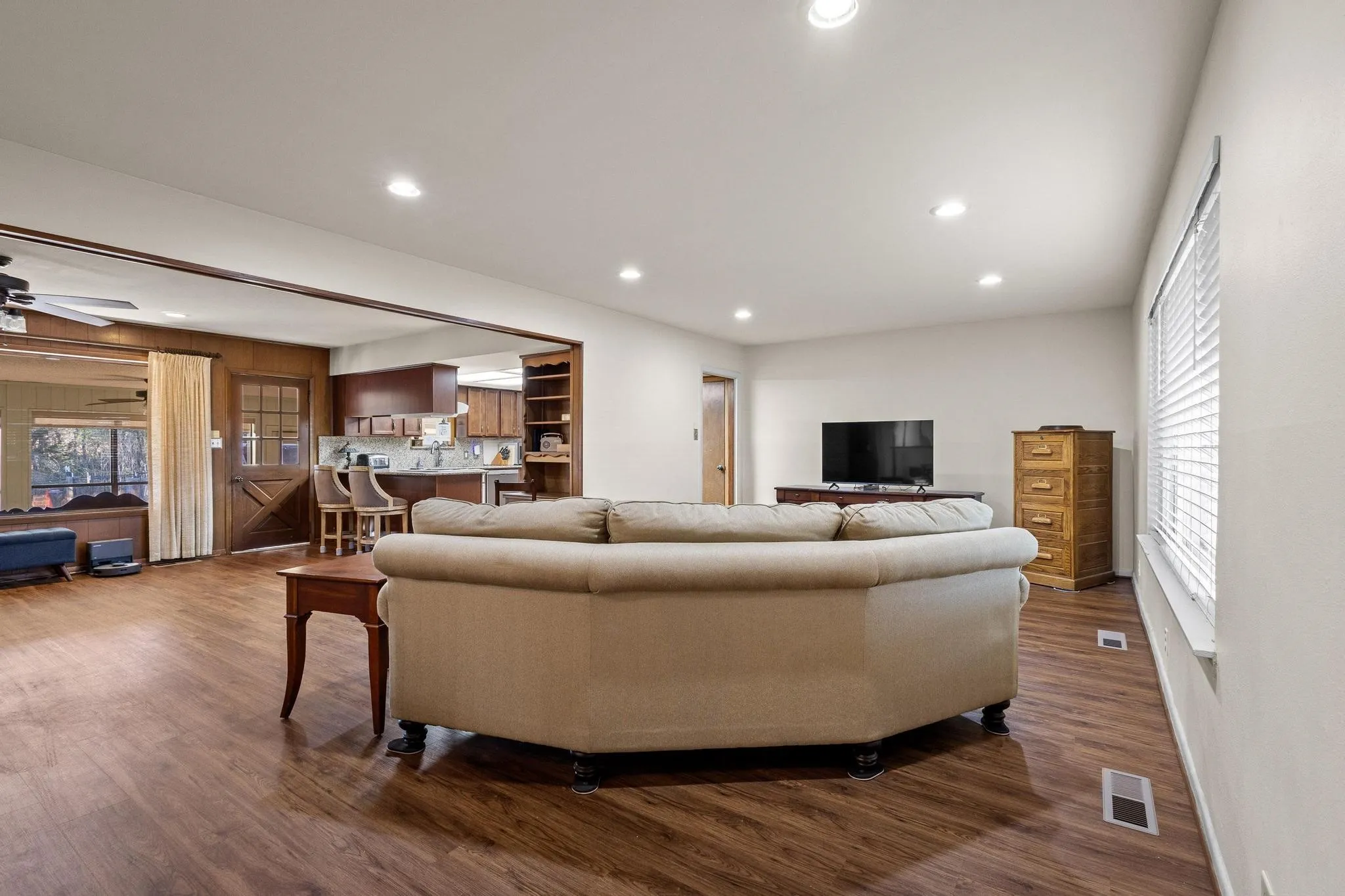 Single Family Residence For Sale in Grayson County , 1701 S Lillis Lane, Denison, Texas 75020, 3 Bedroom, 2 Bathroom, 2 Garage spaces, 2,478 Sqft, built in 1961, Price $299,000, mls#21148447, Real Estate Agent in Denison, Homes For Sale in Grayson county, Homes For Sale in Denison, Realtor in Denison Texas, Real Estate Brokerage Independent Realty Texas, Luminita Cordes Realtor