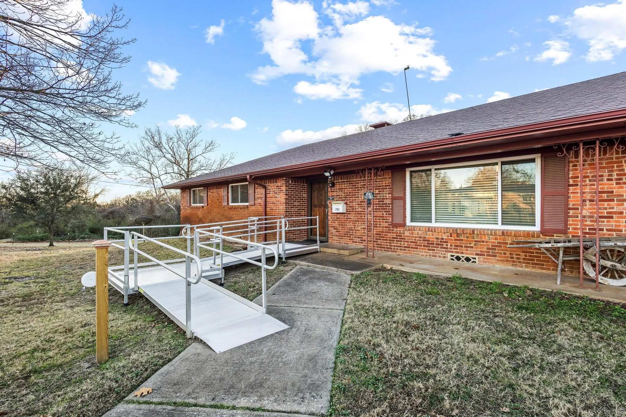 Single Family Residence For Sale in Grayson County , 1701 S Lillis Lane, Denison, Texas 75020, 3 Bedroom, 2 Bathroom, 2 Garage spaces, 2,478 Sqft, built in 1961, Price $299,000, mls#21148447, Real Estate Agent in Denison, Homes For Sale in Grayson county, Homes For Sale in Denison, Realtor in Denison Texas, Real Estate Brokerage Independent Realty Texas, Luminita Cordes Realtor