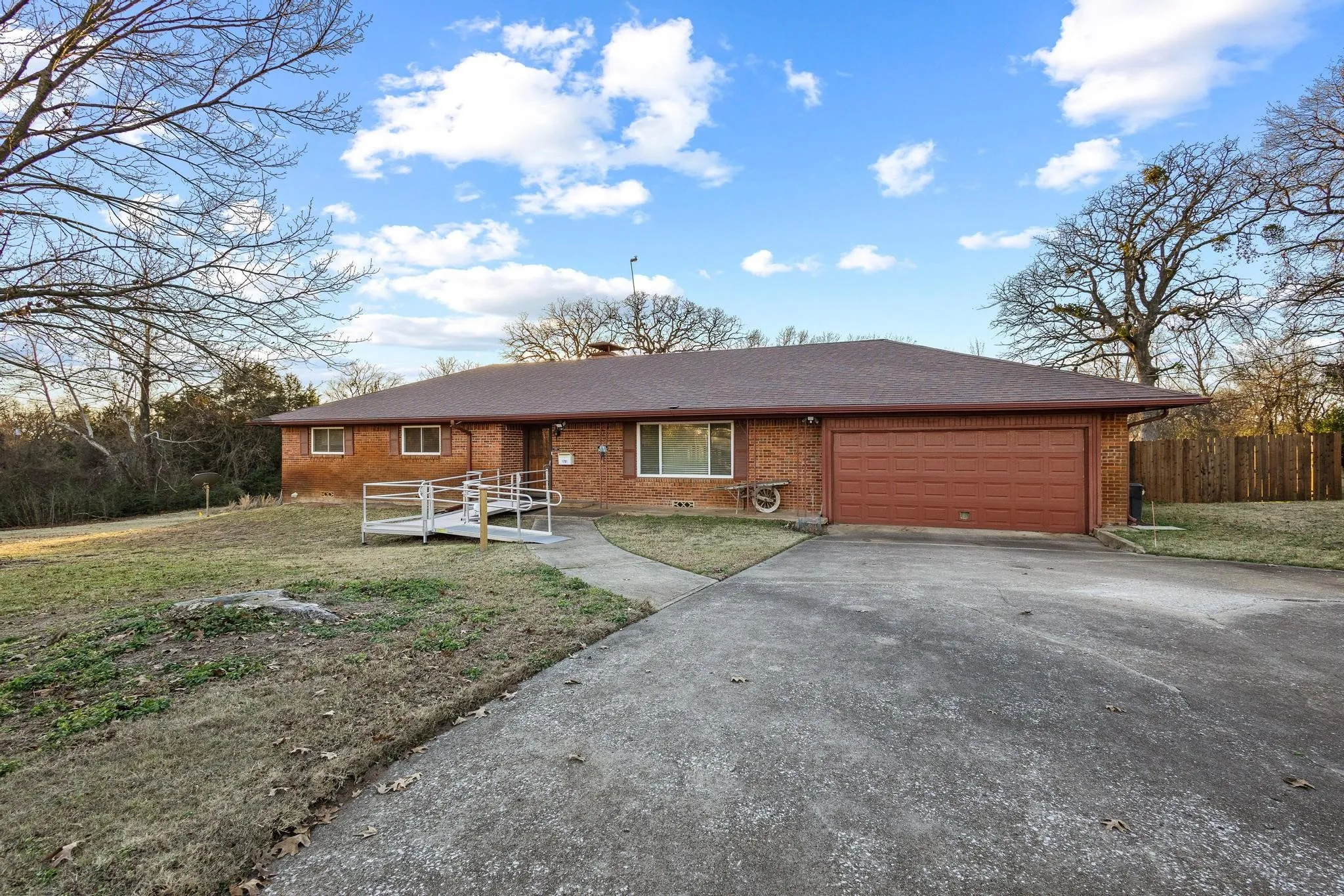Single Family Residence For Sale in Grayson County , 1701 S Lillis Lane, Denison, Texas 75020, 3 Bedroom, 2 Bathroom, 2 Garage spaces, 2,478 Sqft, built in 1961, Price $299,000, mls#21148447, Real Estate Agent in Denison, Homes For Sale in Grayson county, Homes For Sale in Denison, Realtor in Denison Texas, Real Estate Brokerage Independent Realty Texas, Luminita Cordes Realtor