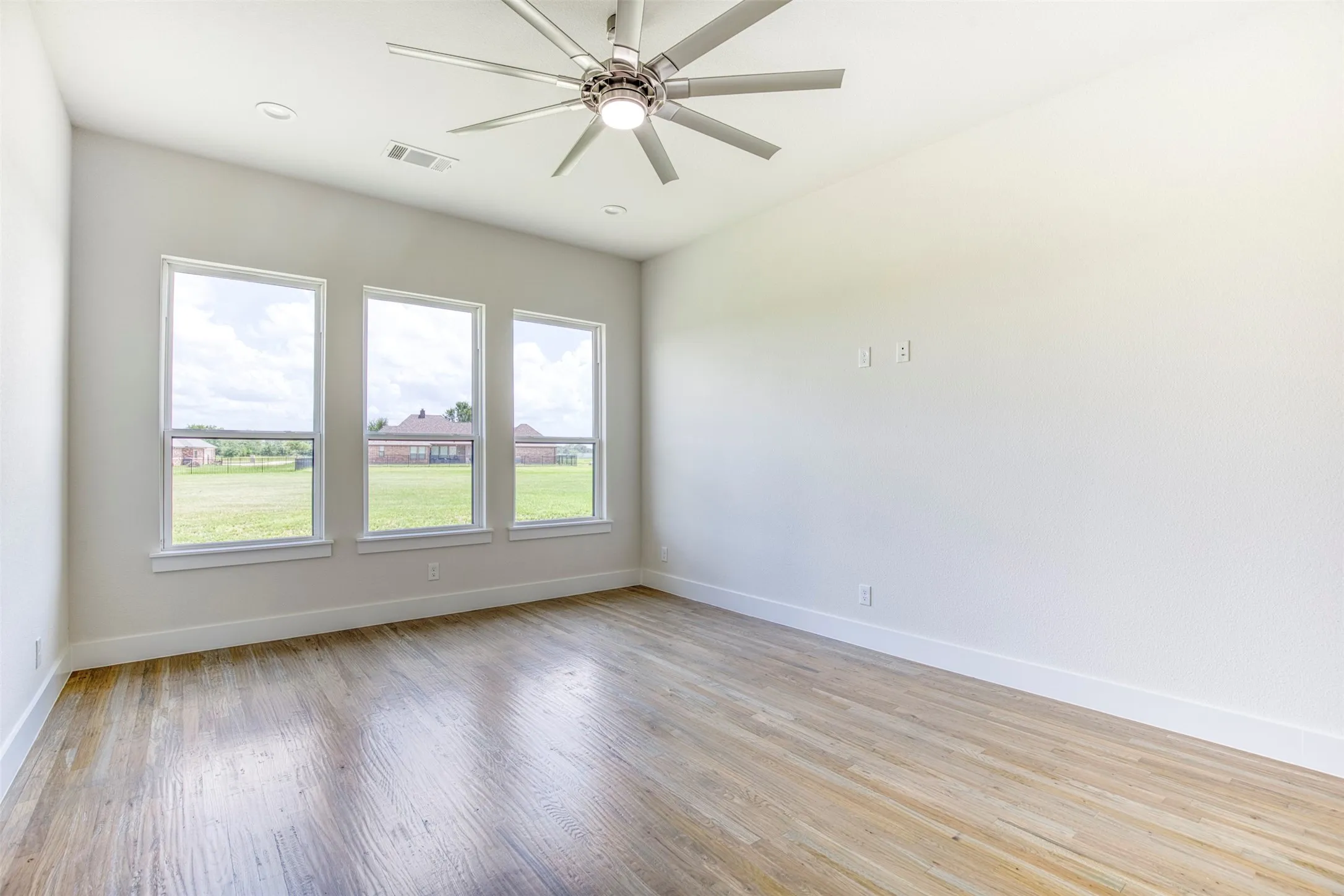 Single Family Residence For Sale in Kaufman County , 1355 Canyon Lake Road, Wills Point, Texas 75169, 5 Bedrooms, 4 Bathrooms, 3 Garage spaces, 3,304 Sqft, built in 2022, Price $689,900, mls#21150502, Real Estate Agent in Wills Point, Homes For Sale in Kaufman county, Homes For Sale in Wills Point, Realtor in Wills Point Texas, Real Estate Brokerage Independent Realty Texas, Luminita Cordes Realtor