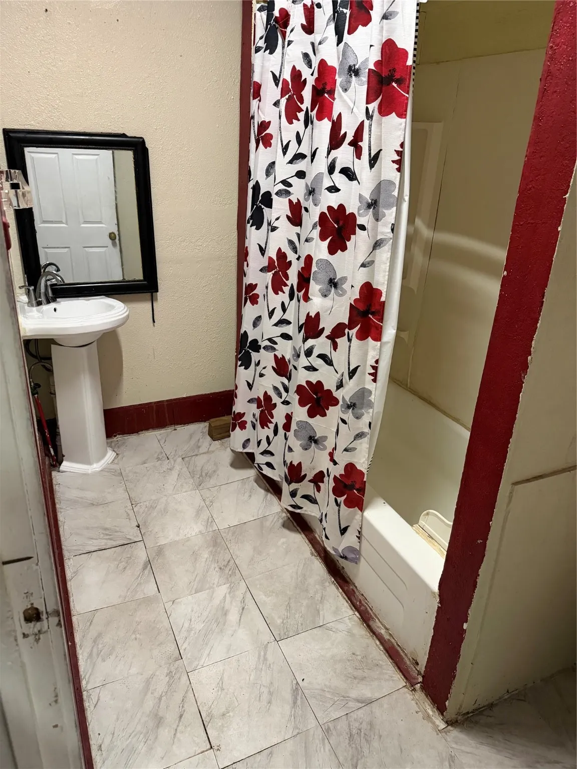 For Sale in Dallas County , 3528 Colonial Avenue, Dallas, Texas 75215, 17 Bedrooms, 5 Bathrooms, Garage spaces, 0 Sqft, built in 1916, Preowned, Price $225,000, mls#21149955, Real Estate Agent in Dallas, Homes For Sale in Dallas county, Homes For Sale in Dallas, Realtor in Dallas Texas, Real Estate Brokerage Independent Realty Texas, Luminita Cordes Realtor