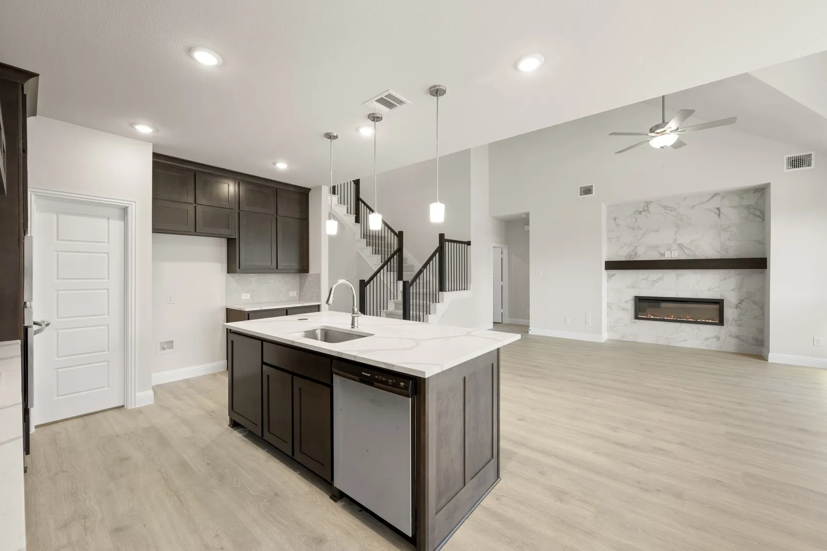 931 Richard Pittman- Kitchen-4