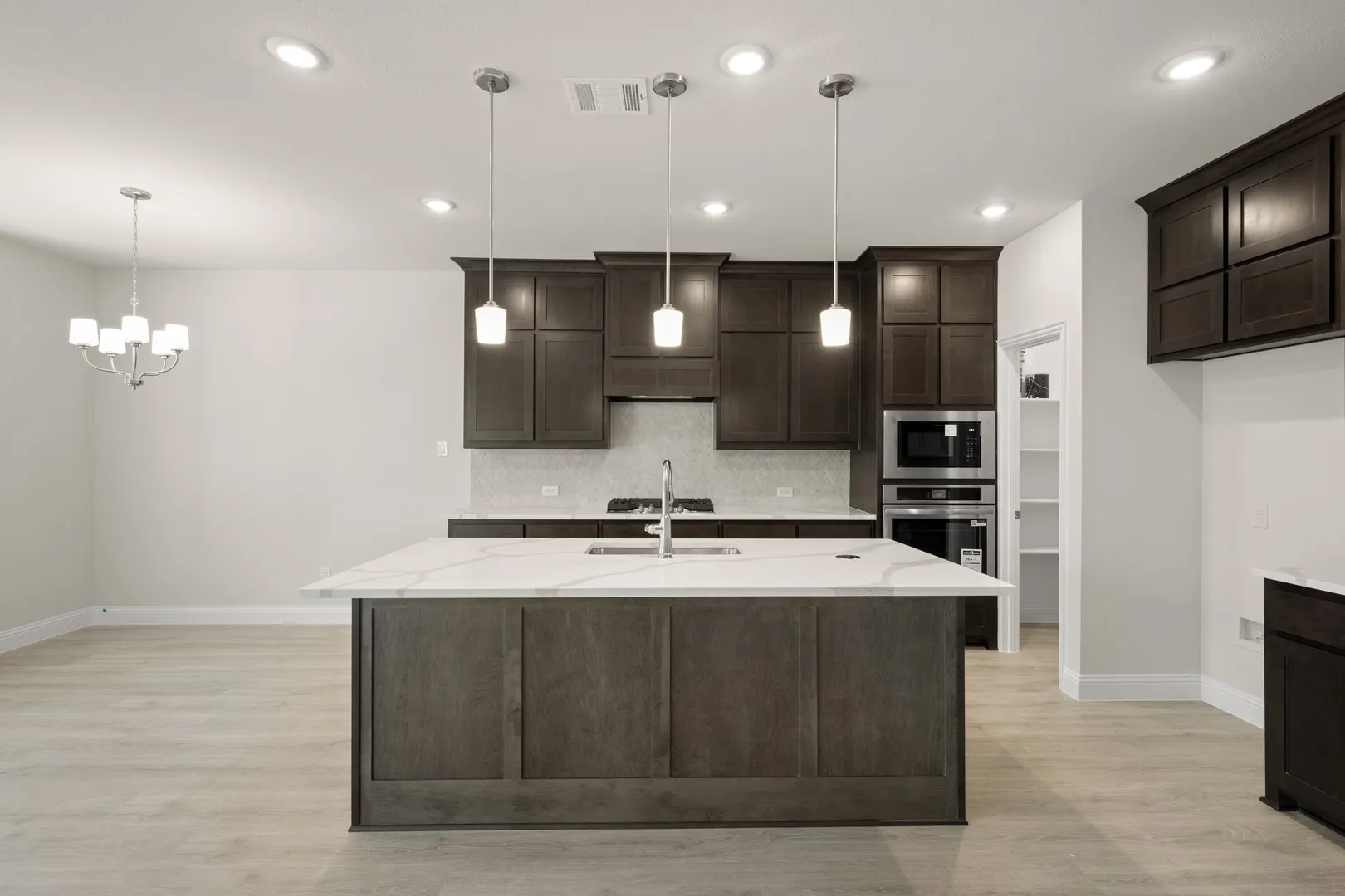 931 Richard Pittman- Kitchen-1