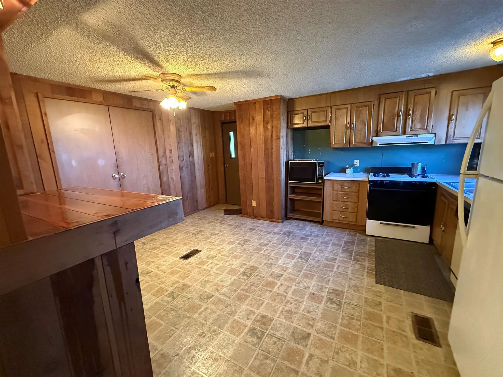 Manufactured Home For Sale in Navarro County , 4400 W Park Row Boulevard, Corsicana, Texas 75110, 2 Bedroom, 2 Bathroom, Garage spaces, 912 Sqft, built in 1987, Preowned, mls#21150689, Real Estate Agent in Corsicana, Homes For Sale in Navarro county, Homes For Sale in Corsicana, Realtor in Corsicana Texas, Real Estate Brokerage Independent Realty Texas, Luminita Cordes Realtor