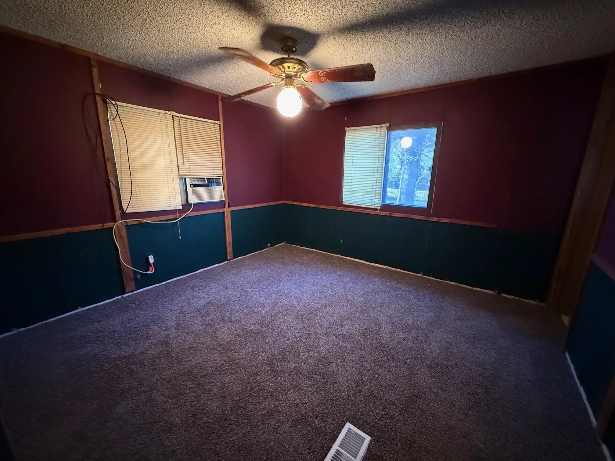 Manufactured Home For Sale in Navarro County , 4400 W Park Row Boulevard, Corsicana, Texas 75110, 2 Bedroom, 2 Bathroom, Garage spaces, 912 Sqft, built in 1987, Preowned, mls#21150689, Real Estate Agent in Corsicana, Homes For Sale in Navarro county, Homes For Sale in Corsicana, Realtor in Corsicana Texas, Real Estate Brokerage Independent Realty Texas, Luminita Cordes Realtor