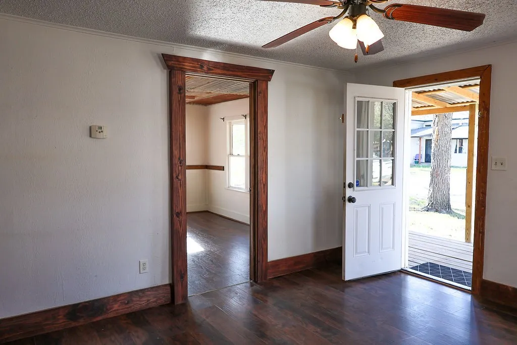 Single Family Residence For Sale in Erath County , 955 N Stephen Avenue, Stephenville, Texas 76401, 3 Bedroom, 2 Bathroom, Garage spaces, 1,009 Sqft, built in 1940, mls#21148443, Real Estate Agent in Stephenville, Homes For Sale in Erath county, Homes For Sale in Stephenville, Realtor in Stephenville Texas, Real Estate Brokerage Independent Realty Texas, Luminita Cordes Realtor