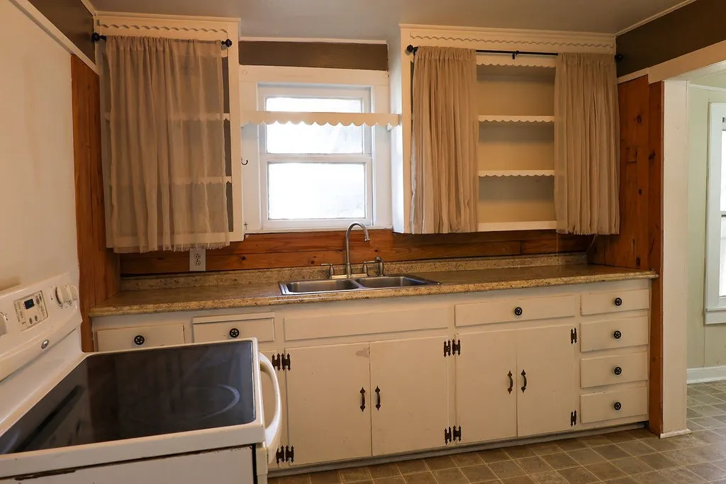 Single Family Residence For Sale in Erath County , 955 N Stephen Avenue, Stephenville, Texas 76401, 3 Bedroom, 2 Bathroom, Garage spaces, 1,009 Sqft, built in 1940, mls#21148443, Real Estate Agent in Stephenville, Homes For Sale in Erath county, Homes For Sale in Stephenville, Realtor in Stephenville Texas, Real Estate Brokerage Independent Realty Texas, Luminita Cordes Realtor