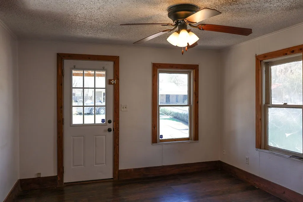 Single Family Residence For Sale in Erath County , 955 N Stephen Avenue, Stephenville, Texas 76401, 3 Bedroom, 2 Bathroom, Garage spaces, 1,009 Sqft, built in 1940, mls#21148443, Real Estate Agent in Stephenville, Homes For Sale in Erath county, Homes For Sale in Stephenville, Realtor in Stephenville Texas, Real Estate Brokerage Independent Realty Texas, Luminita Cordes Realtor