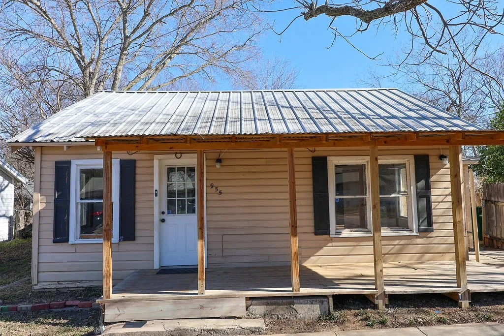 Single Family Residence For Sale in Erath County , 955 N Stephen Avenue, Stephenville, Texas 76401, 3 Bedroom, 2 Bathroom, Garage spaces, 1,009 Sqft, built in 1940, mls#21148443, Real Estate Agent in Stephenville, Homes For Sale in Erath county, Homes For Sale in Stephenville, Realtor in Stephenville Texas, Real Estate Brokerage Independent Realty Texas, Luminita Cordes Realtor