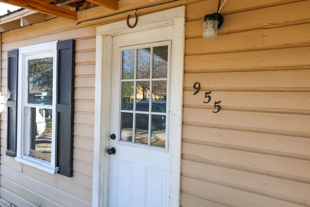 Single Family Residence For Sale in Erath County , 955 N Stephen Avenue, Stephenville, Texas 76401, 3 Bedroom, 2 Bathroom, Garage spaces, 1,009 Sqft, built in 1940, mls#21148443, Real Estate Agent in Stephenville, Homes For Sale in Erath county, Homes For Sale in Stephenville, Realtor in Stephenville Texas, Real Estate Brokerage Independent Realty Texas, Luminita Cordes Realtor