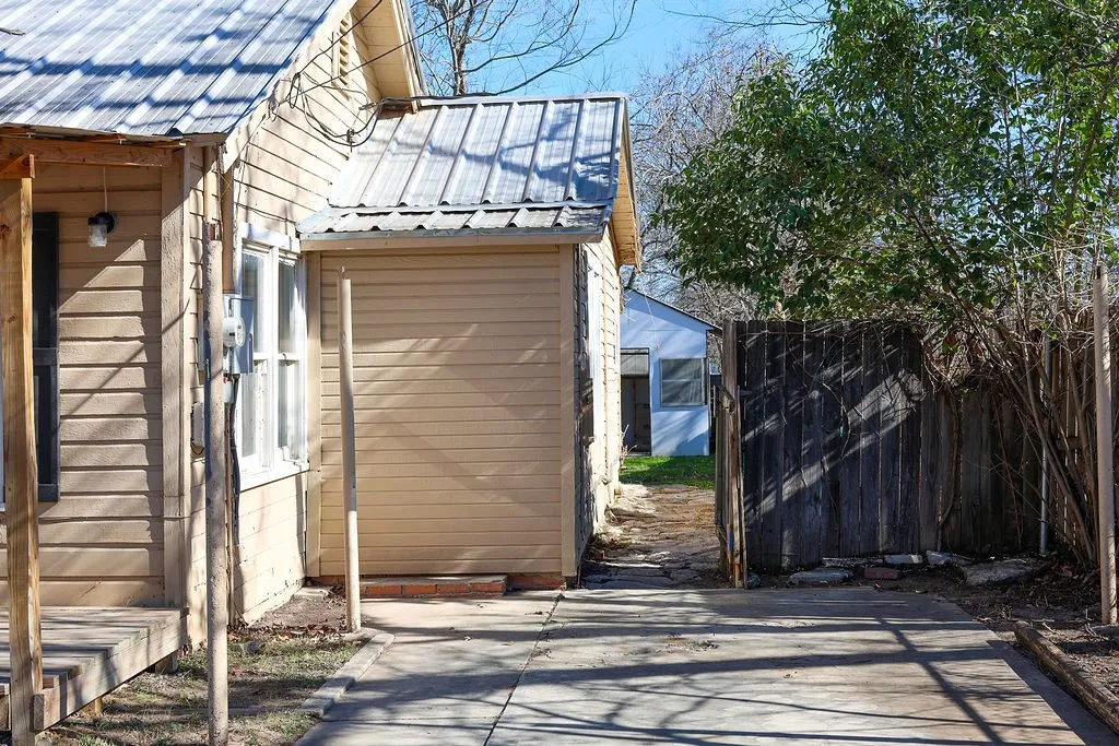 Single Family Residence For Sale in Erath County , 955 N Stephen Avenue, Stephenville, Texas 76401, 3 Bedroom, 2 Bathroom, Garage spaces, 1,009 Sqft, built in 1940, mls#21148443, Real Estate Agent in Stephenville, Homes For Sale in Erath county, Homes For Sale in Stephenville, Realtor in Stephenville Texas, Real Estate Brokerage Independent Realty Texas, Luminita Cordes Realtor