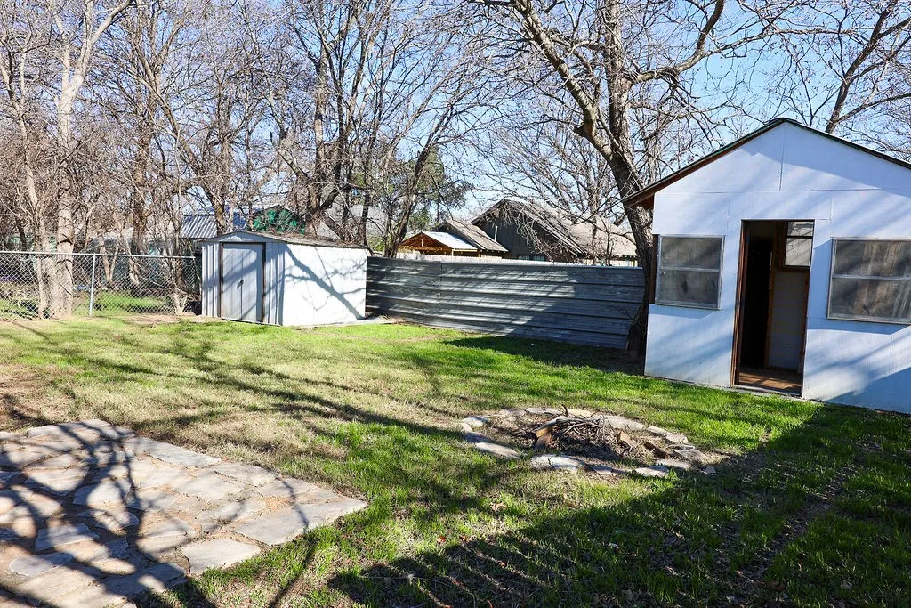 Single Family Residence For Sale in Erath County , 955 N Stephen Avenue, Stephenville, Texas 76401, 3 Bedroom, 2 Bathroom, Garage spaces, 1,009 Sqft, built in 1940, mls#21148443, Real Estate Agent in Stephenville, Homes For Sale in Erath county, Homes For Sale in Stephenville, Realtor in Stephenville Texas, Real Estate Brokerage Independent Realty Texas, Luminita Cordes Realtor