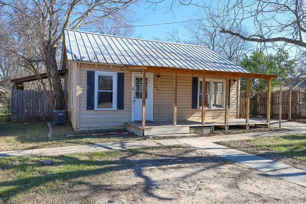 Single Family Residence For Sale in Erath County , 955 N Stephen Avenue, Stephenville, Texas 76401, 3 Bedroom, 2 Bathroom, Garage spaces, 1,009 Sqft, built in 1940, mls#21148443, Real Estate Agent in Stephenville, Homes For Sale in Erath county, Homes For Sale in Stephenville, Realtor in Stephenville Texas, Real Estate Brokerage Independent Realty Texas, Luminita Cordes Realtor