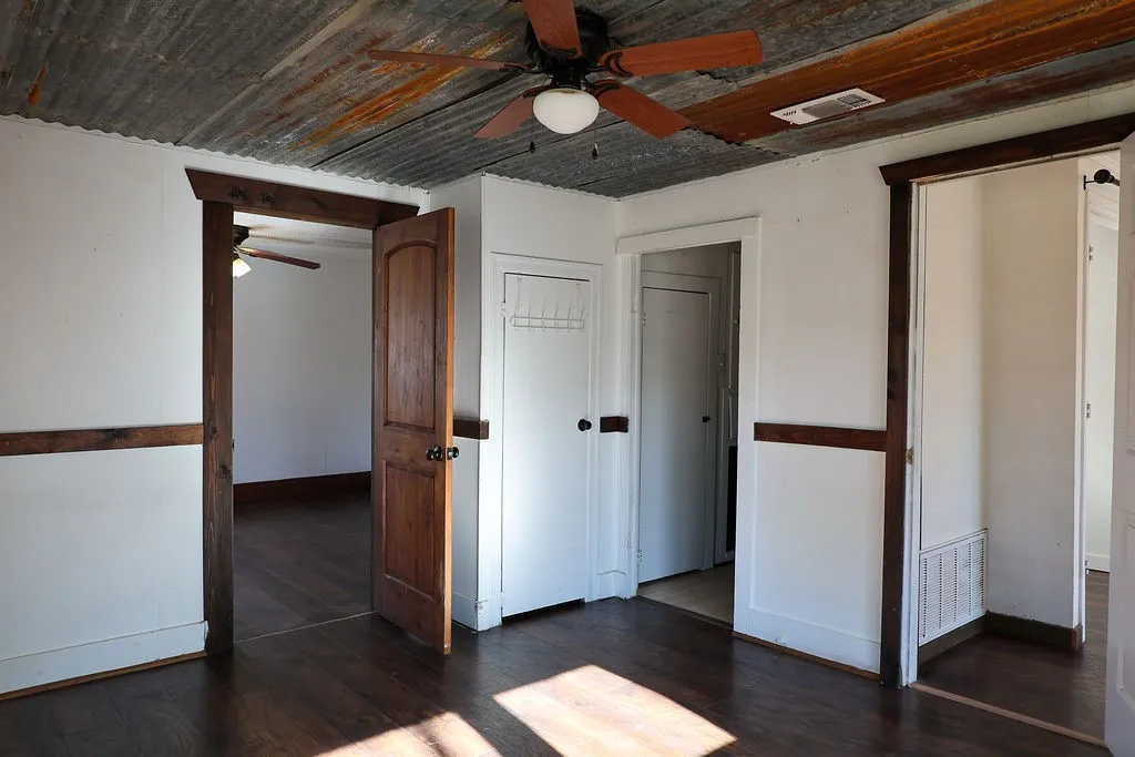 Single Family Residence For Sale in Erath County , 955 N Stephen Avenue, Stephenville, Texas 76401, 3 Bedroom, 2 Bathroom, Garage spaces, 1,009 Sqft, built in 1940, mls#21148443, Real Estate Agent in Stephenville, Homes For Sale in Erath county, Homes For Sale in Stephenville, Realtor in Stephenville Texas, Real Estate Brokerage Independent Realty Texas, Luminita Cordes Realtor