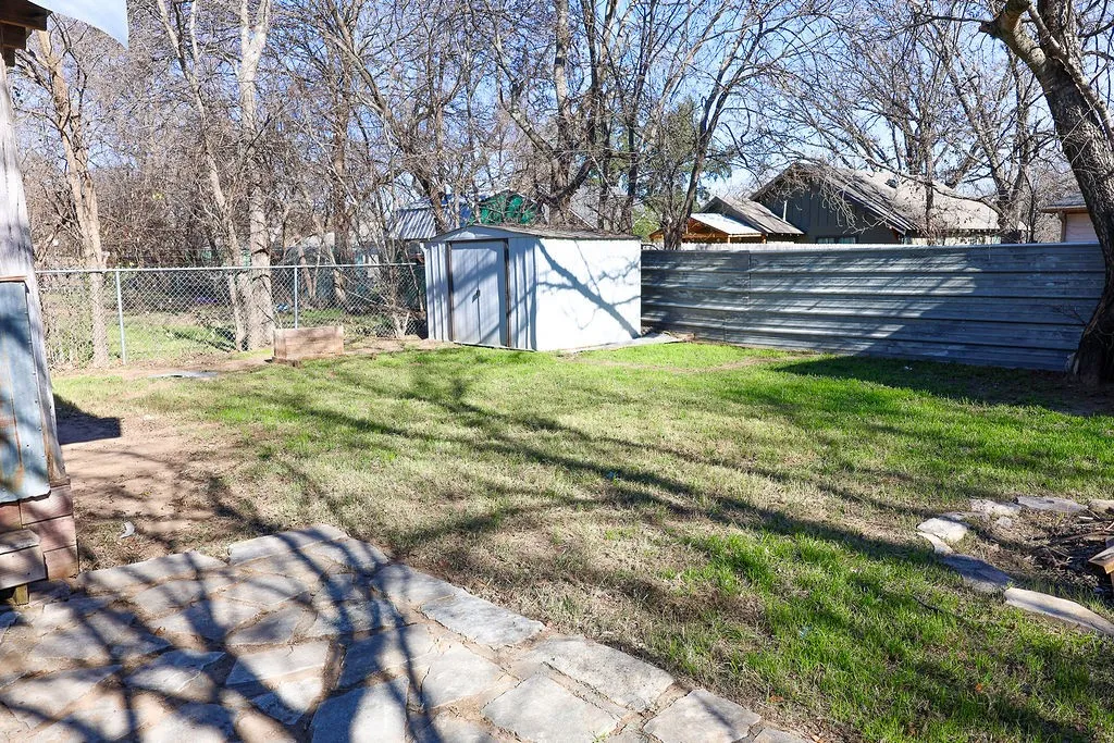 Single Family Residence For Sale in Erath County , 955 N Stephen Avenue, Stephenville, Texas 76401, 3 Bedroom, 2 Bathroom, Garage spaces, 1,009 Sqft, built in 1940, mls#21148443, Real Estate Agent in Stephenville, Homes For Sale in Erath county, Homes For Sale in Stephenville, Realtor in Stephenville Texas, Real Estate Brokerage Independent Realty Texas, Luminita Cordes Realtor