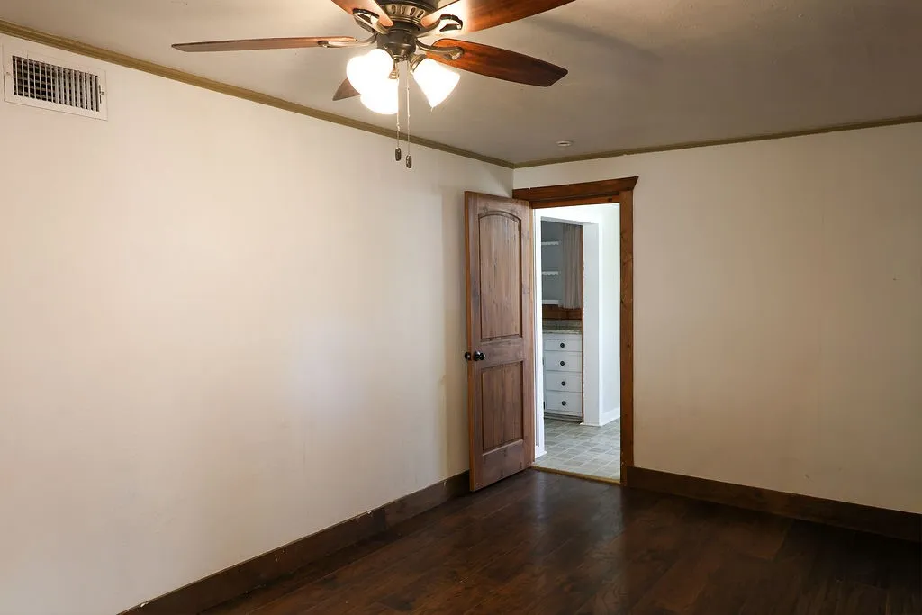 Single Family Residence For Sale in Erath County , 955 N Stephen Avenue, Stephenville, Texas 76401, 3 Bedroom, 2 Bathroom, Garage spaces, 1,009 Sqft, built in 1940, mls#21148443, Real Estate Agent in Stephenville, Homes For Sale in Erath county, Homes For Sale in Stephenville, Realtor in Stephenville Texas, Real Estate Brokerage Independent Realty Texas, Luminita Cordes Realtor