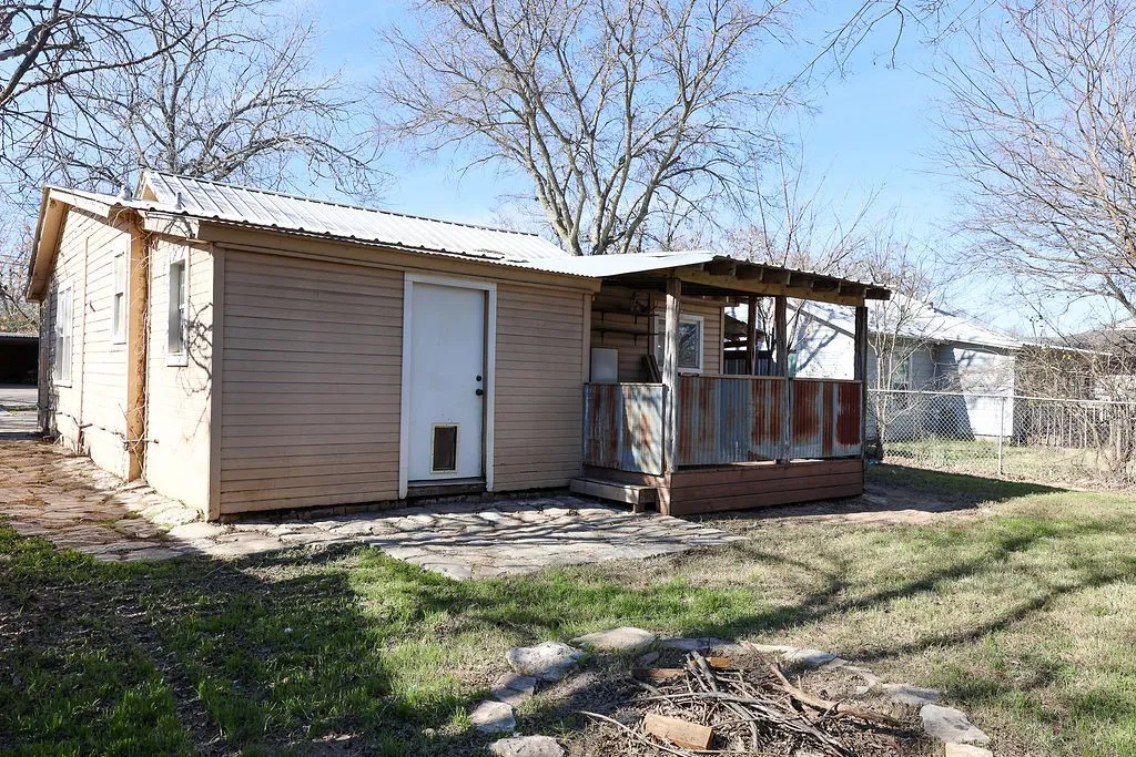 Single Family Residence For Sale in Erath County , 955 N Stephen Avenue, Stephenville, Texas 76401, 3 Bedroom, 2 Bathroom, Garage spaces, 1,009 Sqft, built in 1940, mls#21148443, Real Estate Agent in Stephenville, Homes For Sale in Erath county, Homes For Sale in Stephenville, Realtor in Stephenville Texas, Real Estate Brokerage Independent Realty Texas, Luminita Cordes Realtor