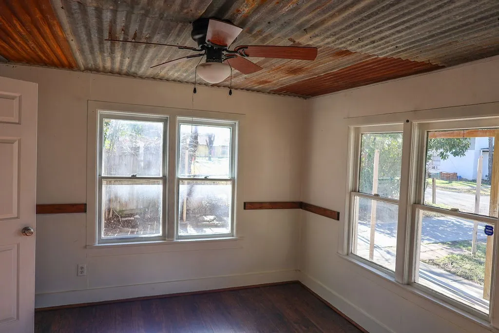 Single Family Residence For Sale in Erath County , 955 N Stephen Avenue, Stephenville, Texas 76401, 3 Bedroom, 2 Bathroom, Garage spaces, 1,009 Sqft, built in 1940, mls#21148443, Real Estate Agent in Stephenville, Homes For Sale in Erath county, Homes For Sale in Stephenville, Realtor in Stephenville Texas, Real Estate Brokerage Independent Realty Texas, Luminita Cordes Realtor