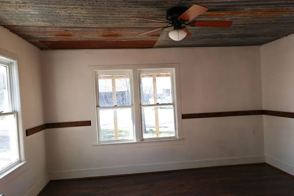Single Family Residence For Sale in Erath County , 955 N Stephen Avenue, Stephenville, Texas 76401, 3 Bedroom, 2 Bathroom, Garage spaces, 1,009 Sqft, built in 1940, mls#21148443, Real Estate Agent in Stephenville, Homes For Sale in Erath county, Homes For Sale in Stephenville, Realtor in Stephenville Texas, Real Estate Brokerage Independent Realty Texas, Luminita Cordes Realtor