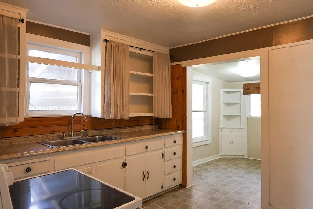 Single Family Residence For Sale in Erath County , 955 N Stephen Avenue, Stephenville, Texas 76401, 3 Bedroom, 2 Bathroom, Garage spaces, 1,009 Sqft, built in 1940, mls#21148443, Real Estate Agent in Stephenville, Homes For Sale in Erath county, Homes For Sale in Stephenville, Realtor in Stephenville Texas, Real Estate Brokerage Independent Realty Texas, Luminita Cordes Realtor