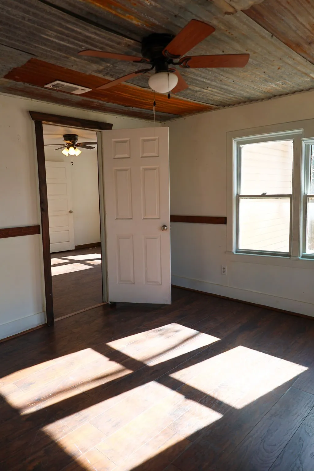 Single Family Residence For Sale in Erath County , 955 N Stephen Avenue, Stephenville, Texas 76401, 3 Bedroom, 2 Bathroom, Garage spaces, 1,009 Sqft, built in 1940, mls#21148443, Real Estate Agent in Stephenville, Homes For Sale in Erath county, Homes For Sale in Stephenville, Realtor in Stephenville Texas, Real Estate Brokerage Independent Realty Texas, Luminita Cordes Realtor